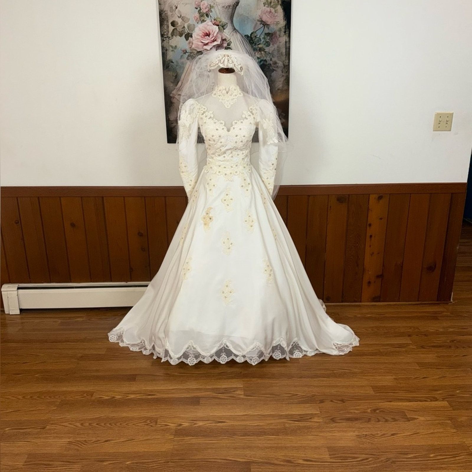 Vintage Beautiful Vintage 1980 Ivory Beaded Long Sleeve Wedding Gown Size M / US 6-8 / IT 42-44 - 2 Thumbnail