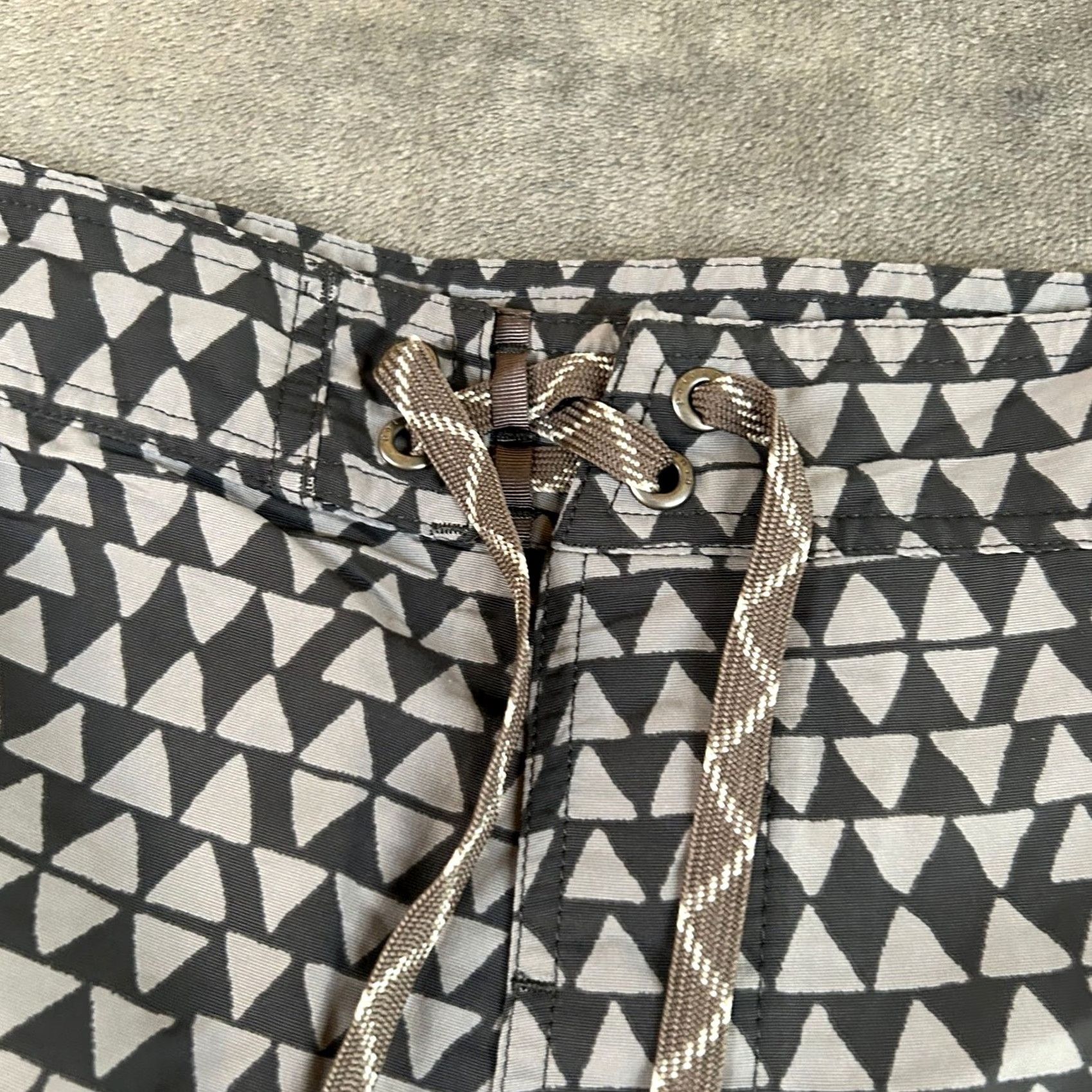 Patagonia Patagonia Wavefarer Board Shorts Mens 36 Gray Geometric Triangle Print Size US 36 / EU 52 - 4 Thumbnail
