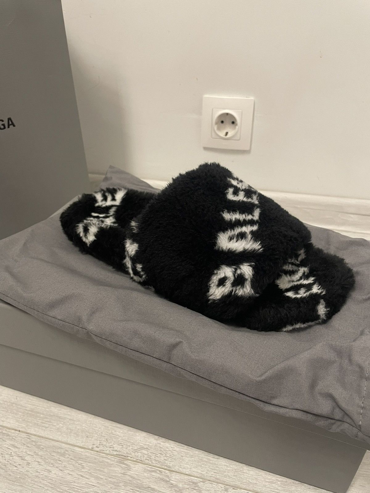 Balenciaga Balenciaga furry slides logo allover Size US 9 / EU 42 - 1 Thumbnail
