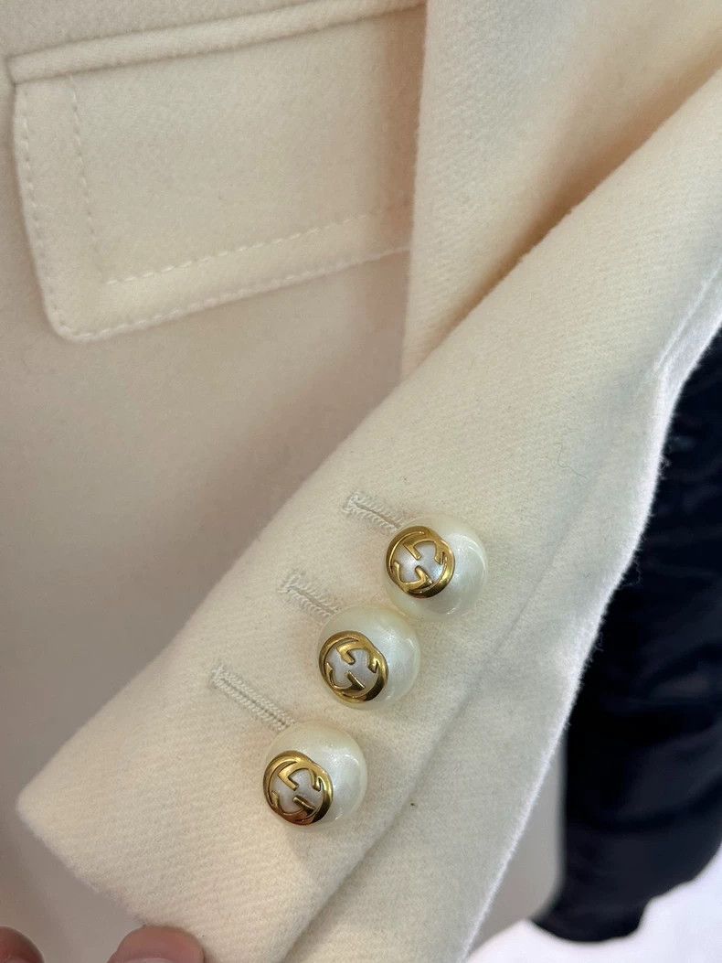 Gucci Gucci Size 36 White pearl button coat Size US S / EU 44-46 / 1 - 5 Thumbnail