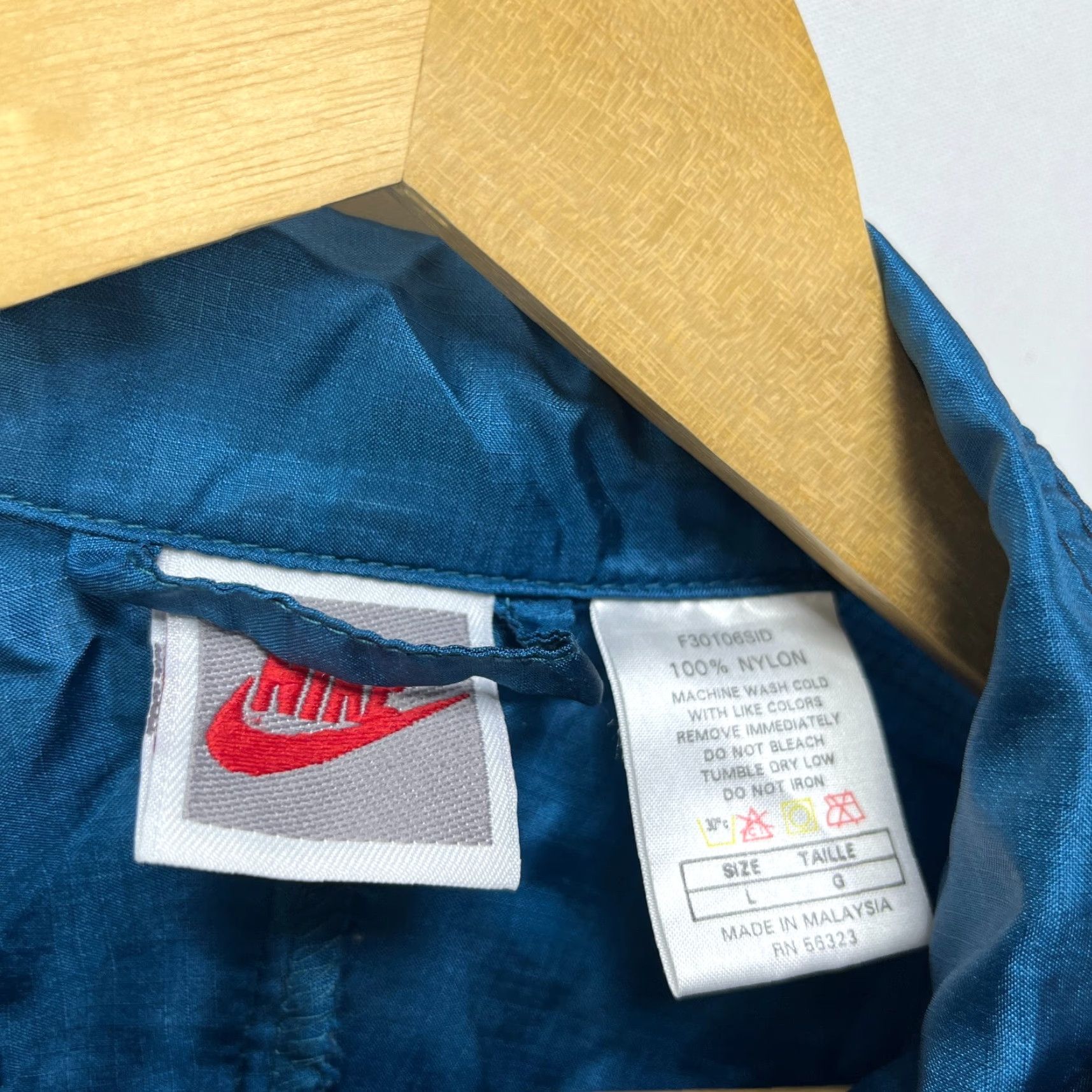 Nike VINTAGE Nike Windbreaker Jacket L Black 90s Mens - Jacket - Windbreaker - 90s - Nike - L - Black - Vintage - Mens Size US L / EU 52-54 / 3 - 5 Thumbnail