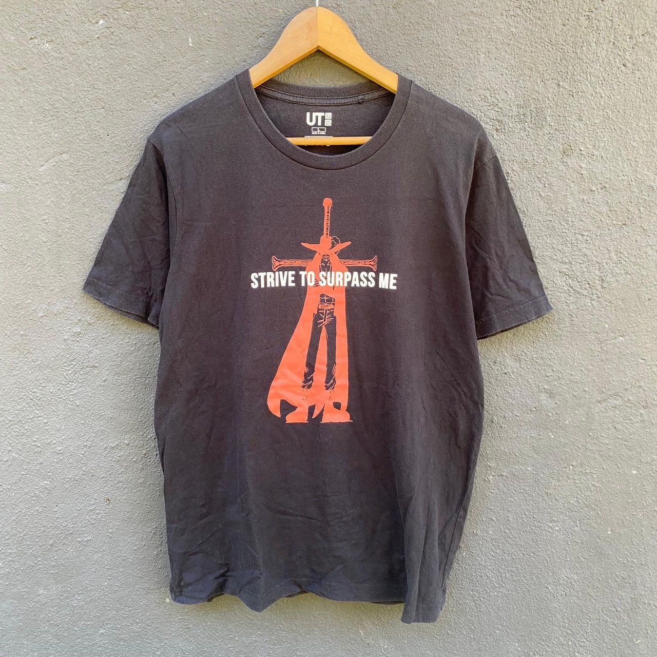 One Piece Dracule Mihawk One Piece X Uniqlo Anime Tee Size US L / EU 52-54 / 3 - 1 Thumbnail