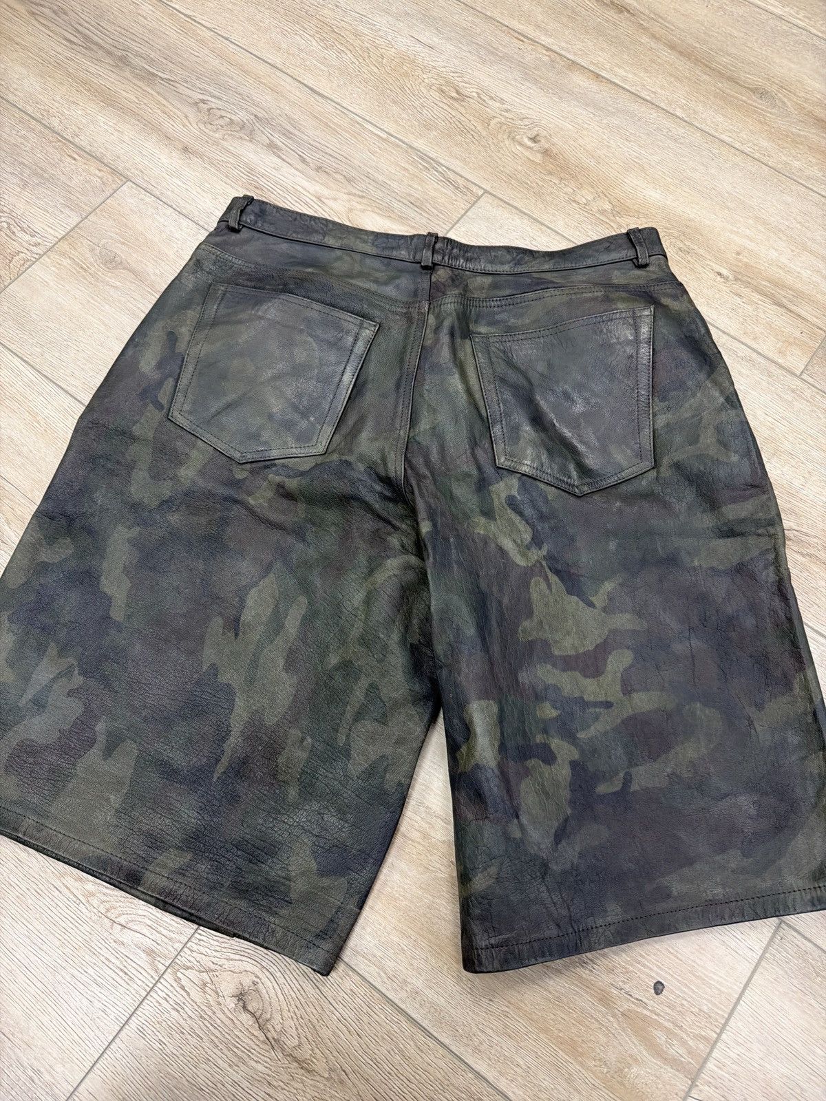 The GV Gallery Gv gallery camo leather shorts Size US 34 / EU 50 - 2 Thumbnail