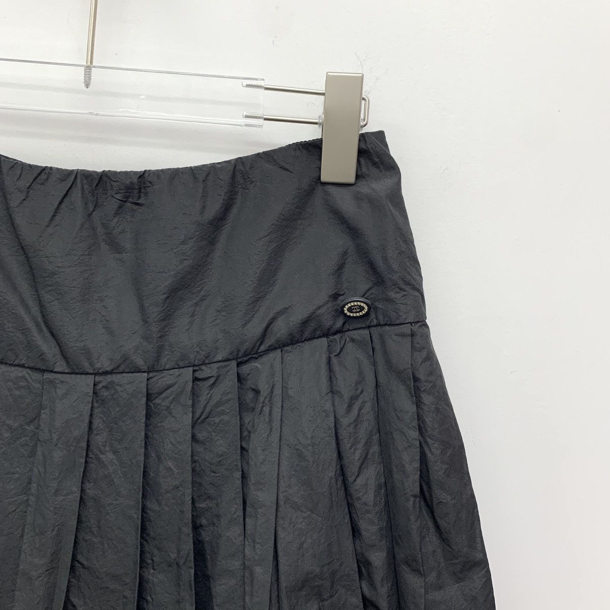 Chanel Chanel Black Logo Silk Casual Pleated Mini Skirt K26WX Size 26" / US 2 / IT 38 - 3 Thumbnail