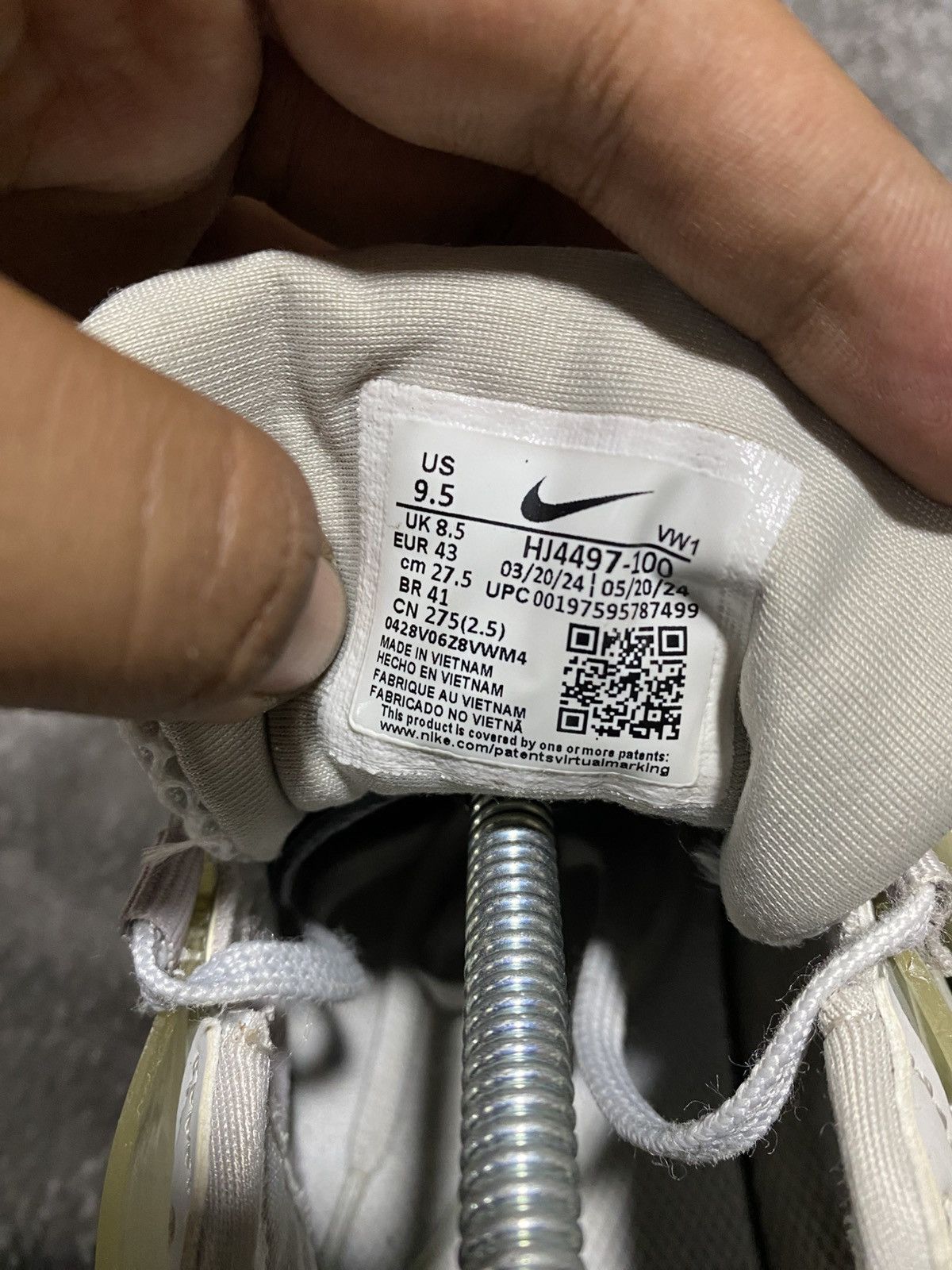 Nike Nike V2K Run Pure Platinum Metallic Silver Size US 9.5 / EU 42-43 - 8 Thumbnail