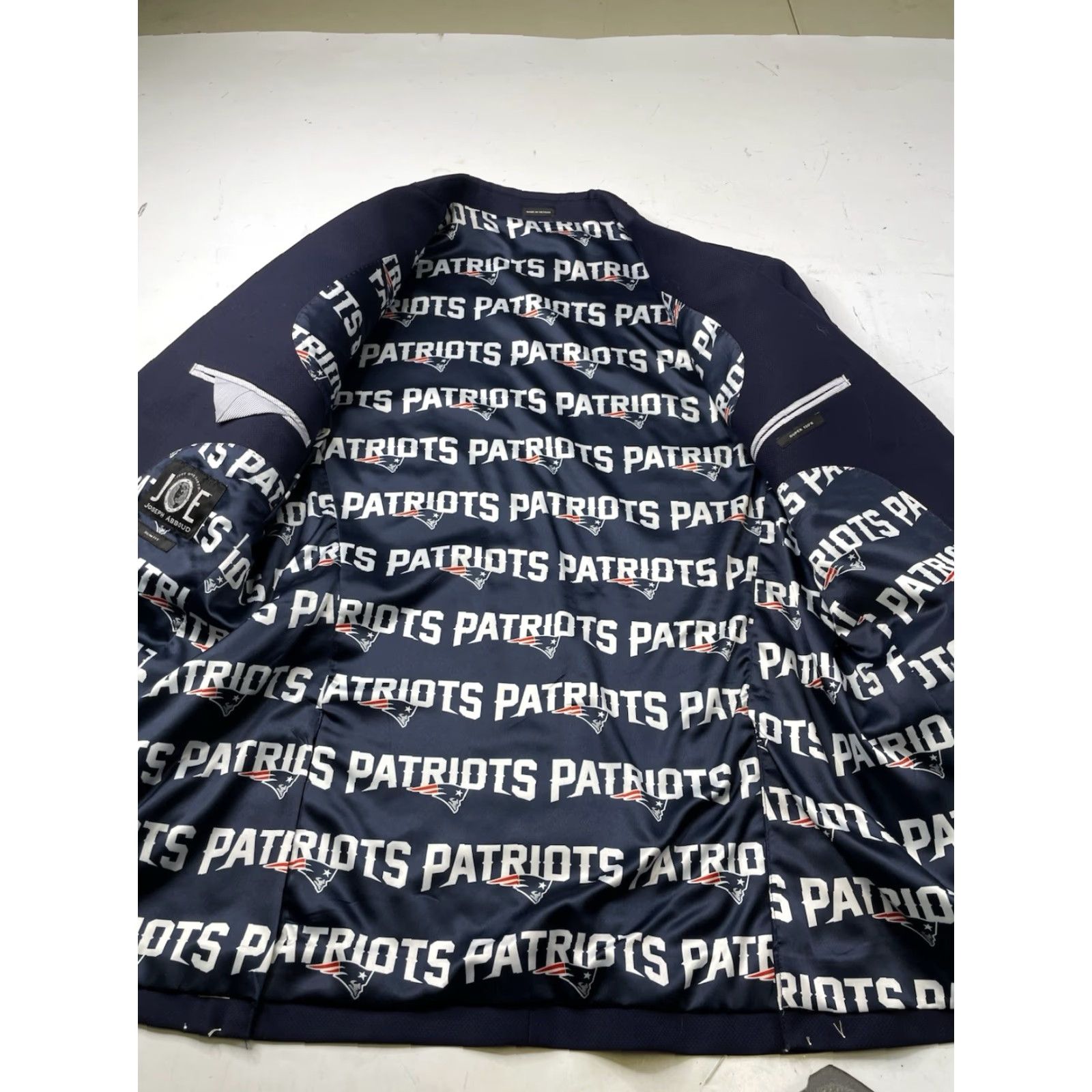Joseph Abboud NWT New England Patriots x Joseph Abboud Blazer Jacket Slim Wool Blend 40R NFL Blue Patriot Sports Solid Two-Button Notch Lapel Slim Fit Mens Size 40R - 2 Thumbnail