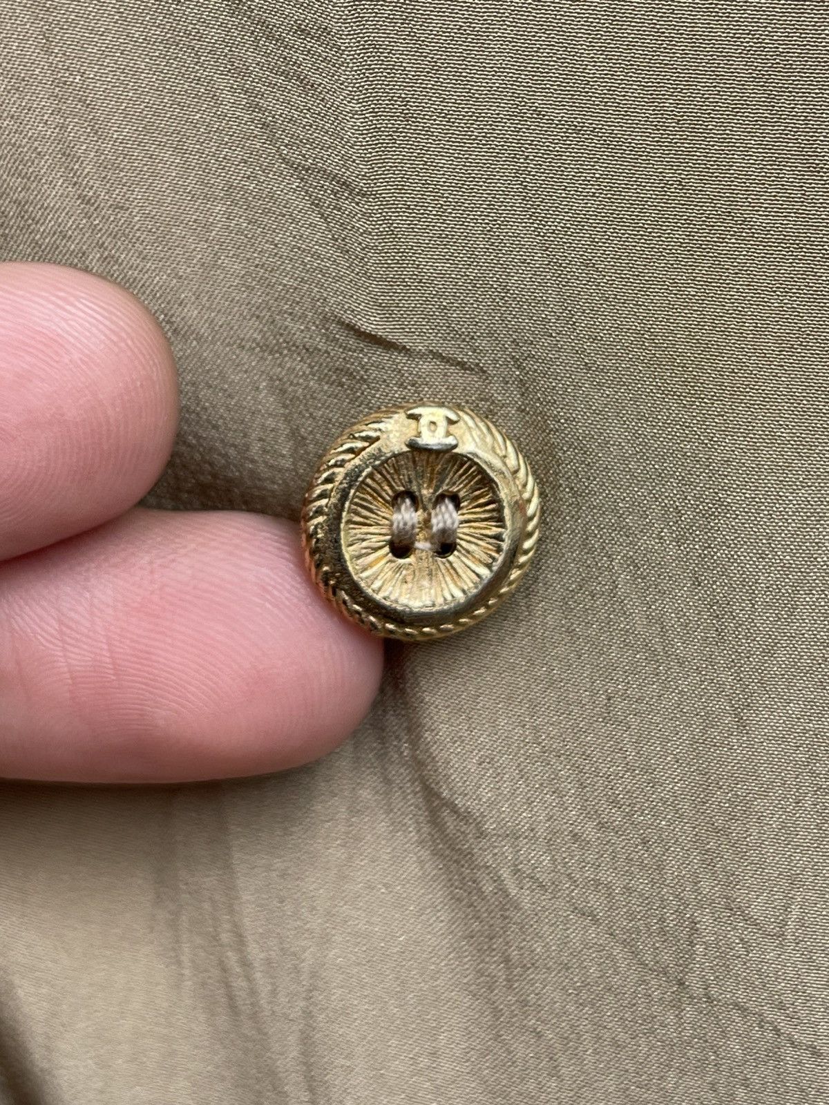 Chanel Vintage Chanel Double Gold Button Rayon Shirt Size M / US 6-8 / IT 42-44 - 5 Thumbnail