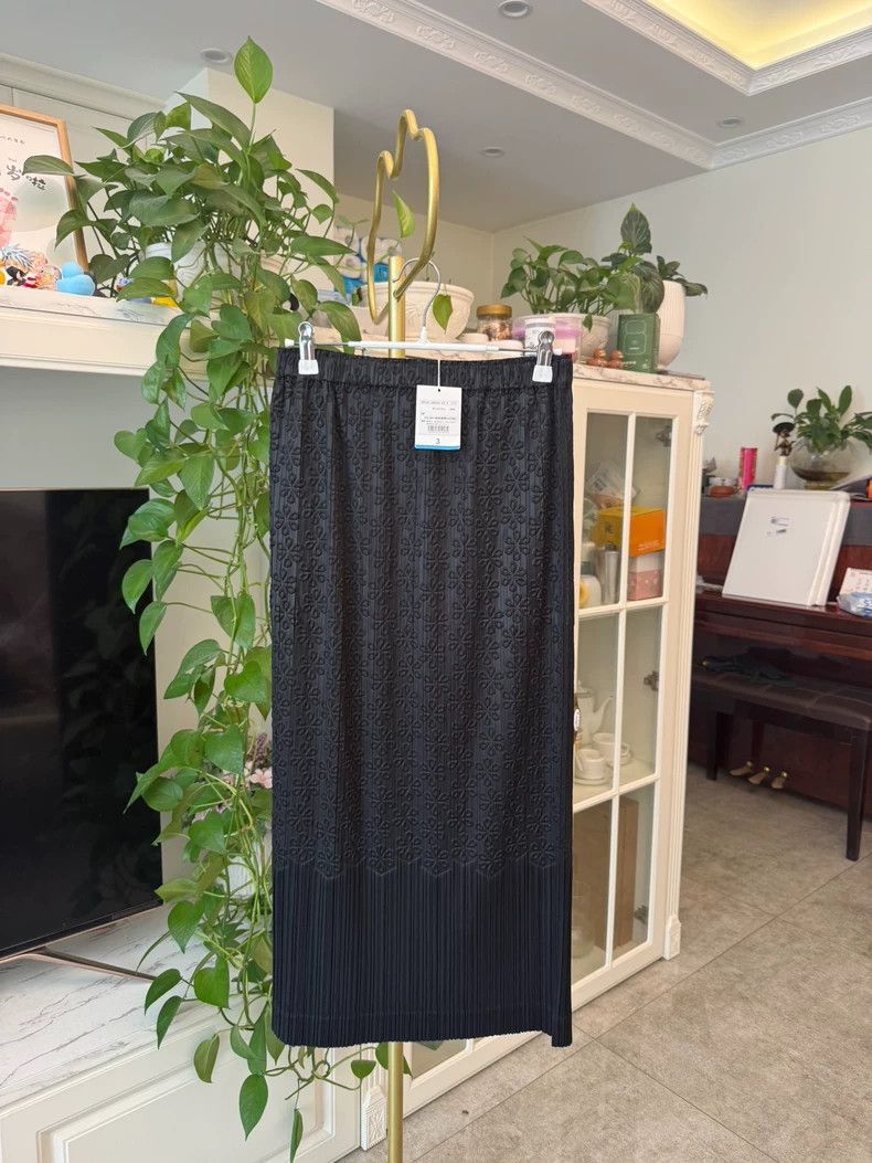 Issey Miyake Issey Miyake size:3 Black pleated skirt Size 42" / US 20 - 1 Thumbnail