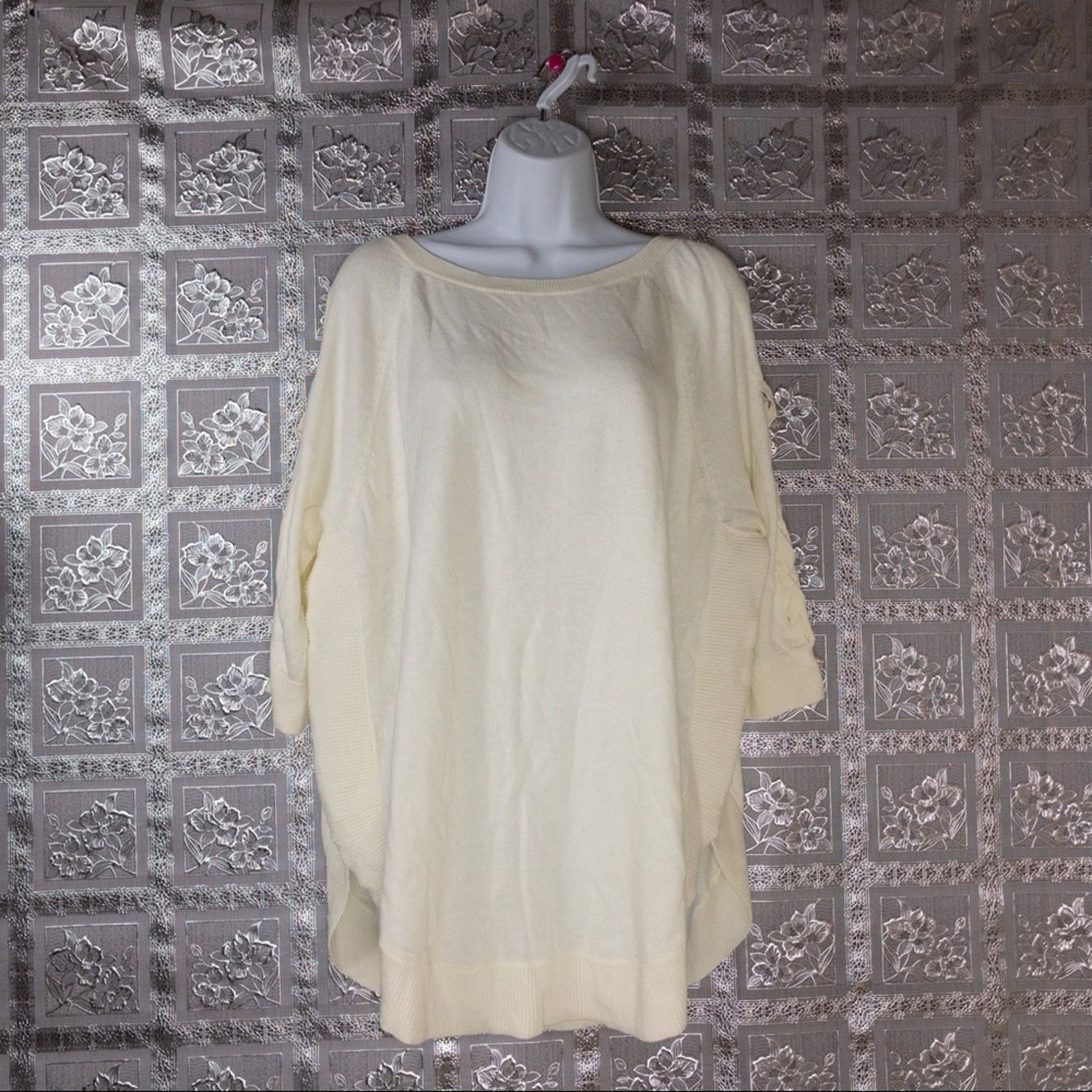 Express Express Cold Shoulder Extreme Circle Hem Sweater Size M / US 6-8 / IT 42-44 - 1 Thumbnail