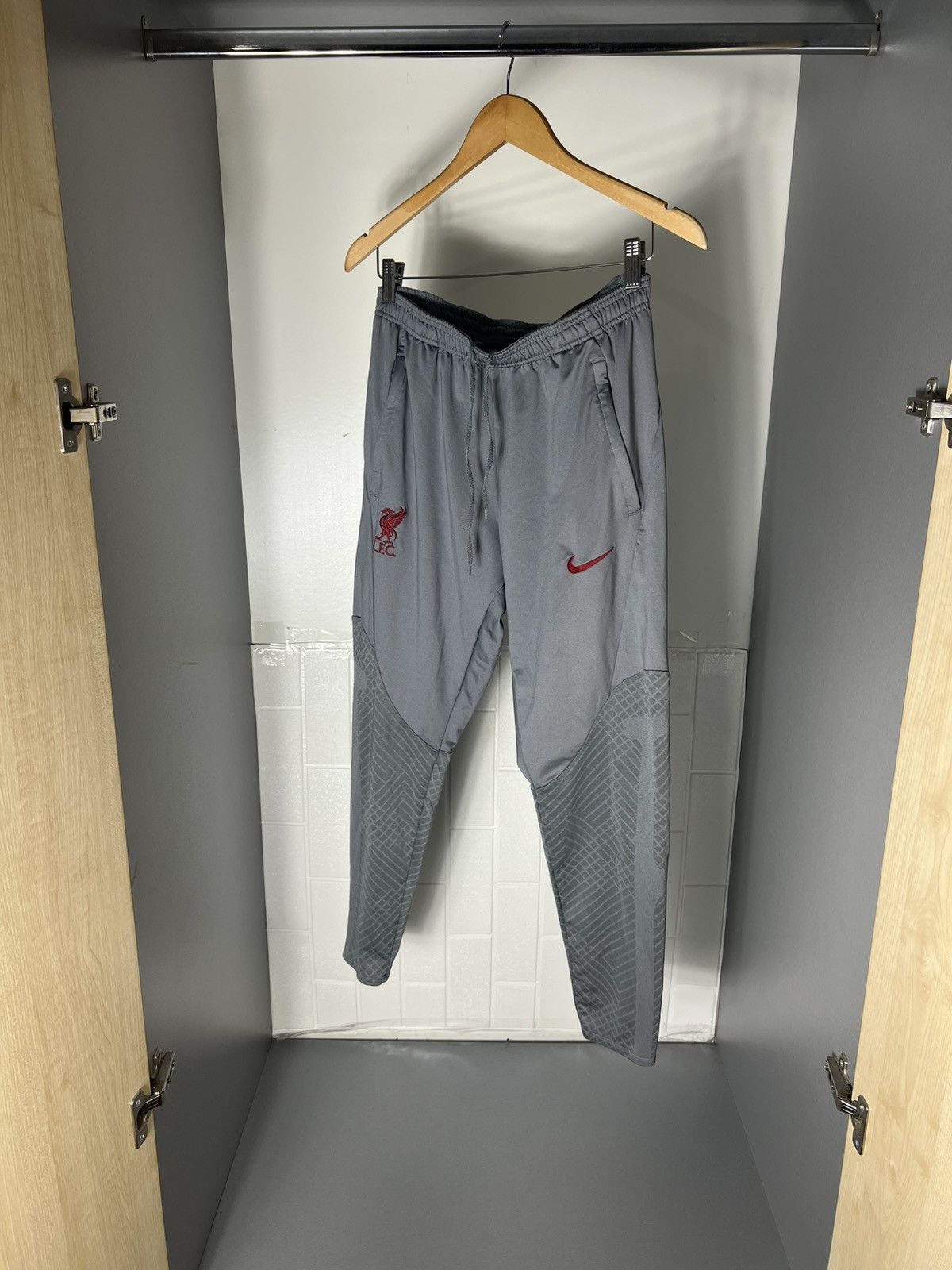 Nike VINTAGE NIKE FC LIVERPOOL ENGLAND SOCCER JERSEY PANTS Y2K Size US L / EU 52-54 / 3 - 3 Thumbnail
