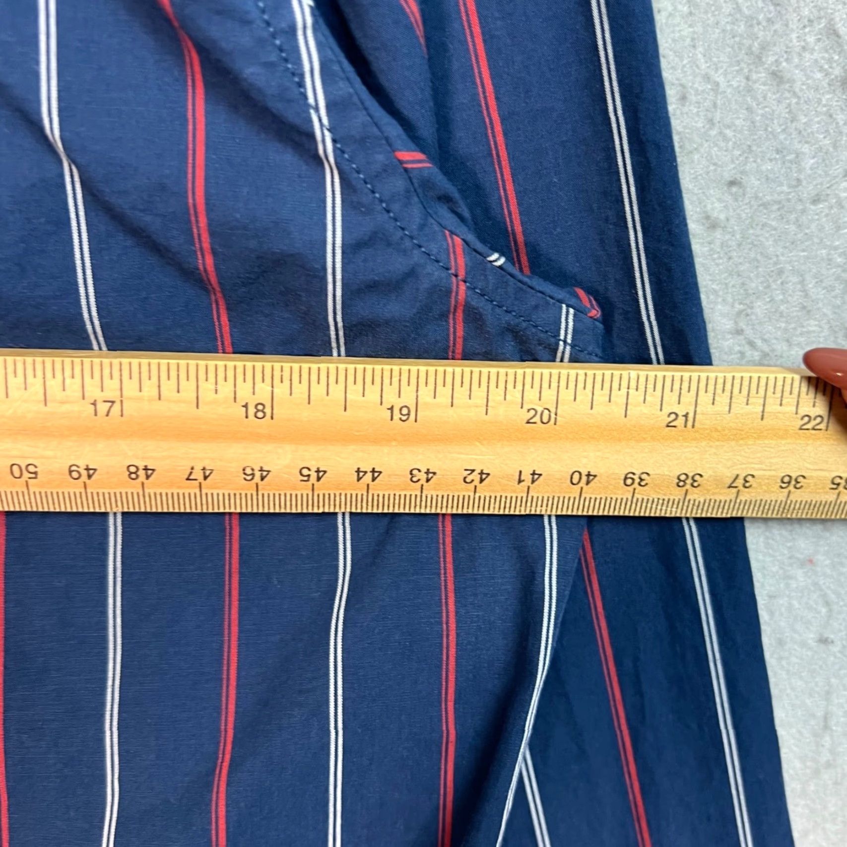 Banana Republic Banana Republic Mens Medium Luxe Poplin Untucked Slim Fit Navy/Red Striped Shirt Mens Slim Shirt Blue Cotton Button-Up Casual 7/10 Vintage No Size US M / EU 48-50 / 2 - 5 Thumbnail