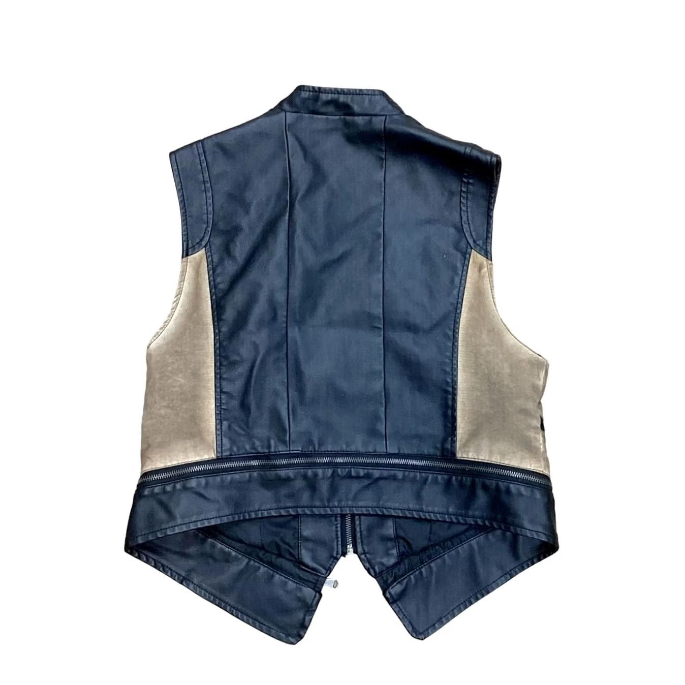BKE VINTAGE? No. BKE Leather Vest Women L Black Biker Vest 916 Women Leather Outerwear Size L Short Size L / US 10 / IT 46 - 2 Thumbnail