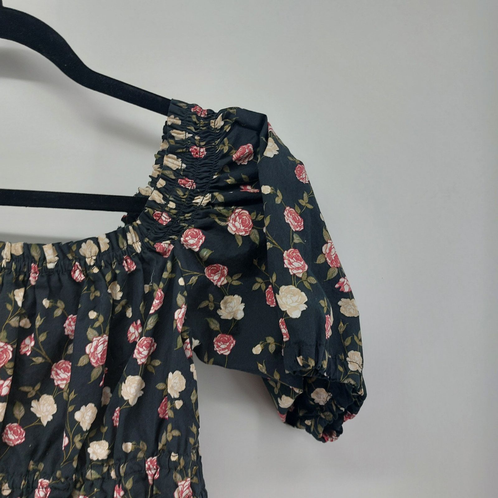 Other Celebrity Pink Floral Puff Sleeve Black Top Smocked Size L Size L / US 10 / IT 46 - 13 Thumbnail