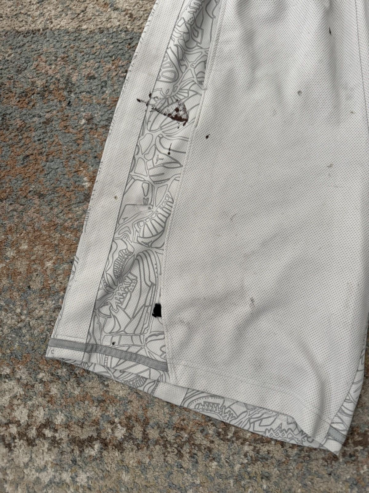 Jordan Brand Super Baggy Thrashed Jordan Hoop Shorts 2XL White Size US 34 / EU 50 - 2 Thumbnail