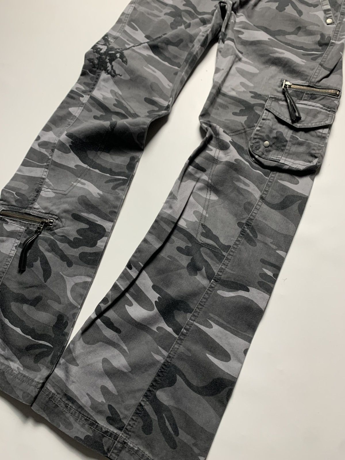 If Six Was Nine × Le Grande Bleu (L.G.B.) × Vintage VINTAGE CAMO PRINTED FLARED MULTI-POCKET PANTS Size 26" / US 2 / IT 38 - 2 Thumbnail
