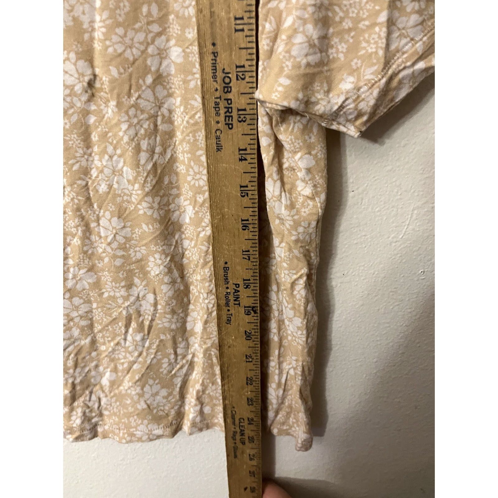 American Eagle Outfitters American Eagle Outfitters T-Shirt Women Small Beige Floral V-Neck Short Sleeve Size S / US 4 / IT 40 - 4 Thumbnail