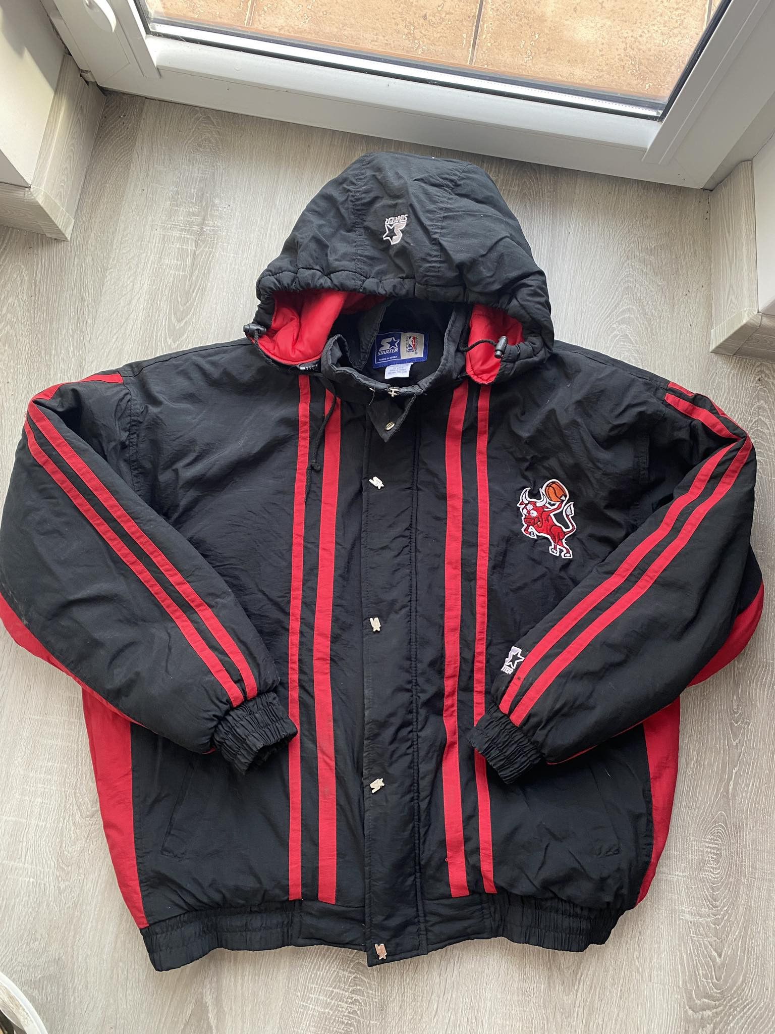 Image of Chicago Bulls x Starter Bulls Starter Jacket in Black/Red, Men's (Size XL)