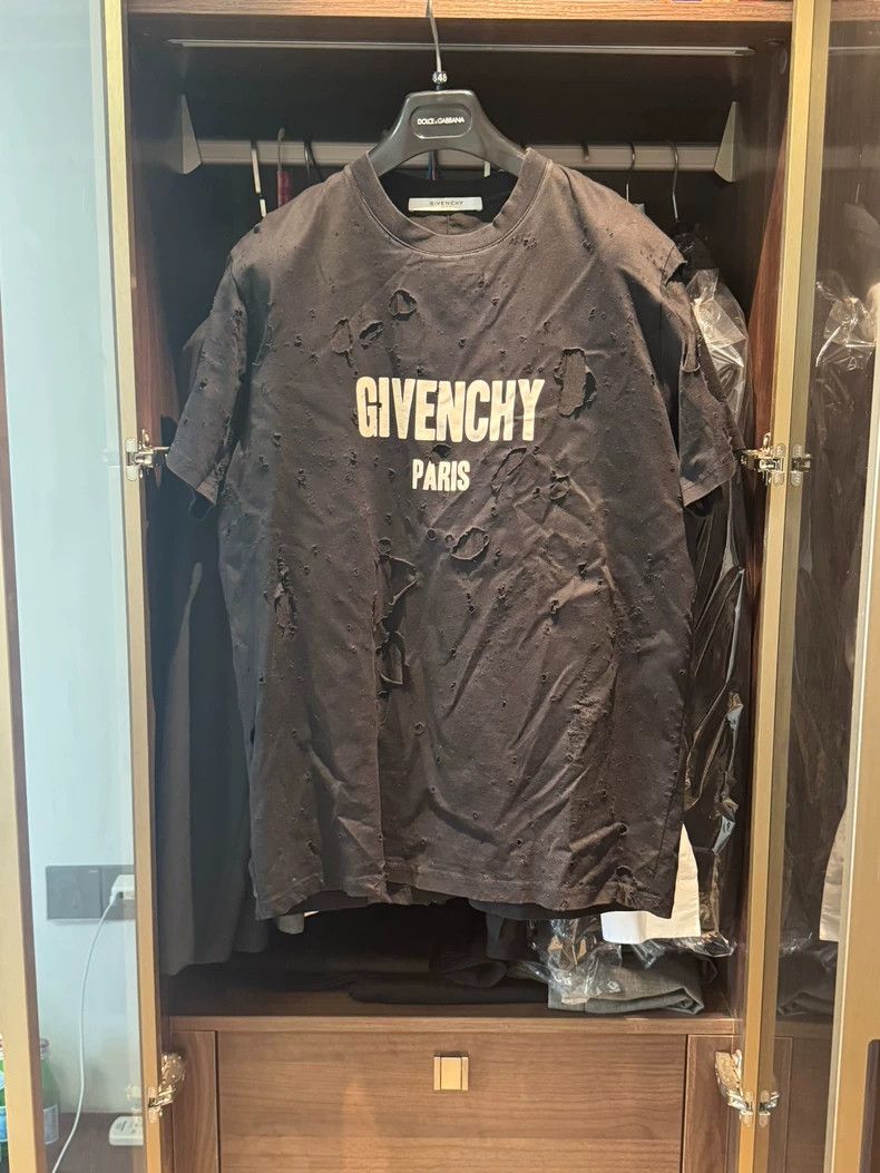 Givenchy Givenchy Big Destroyed Short-sleeve Black 2506-Nextarrow Size US XS / EU 42 / 0 - 1 Thumbnail