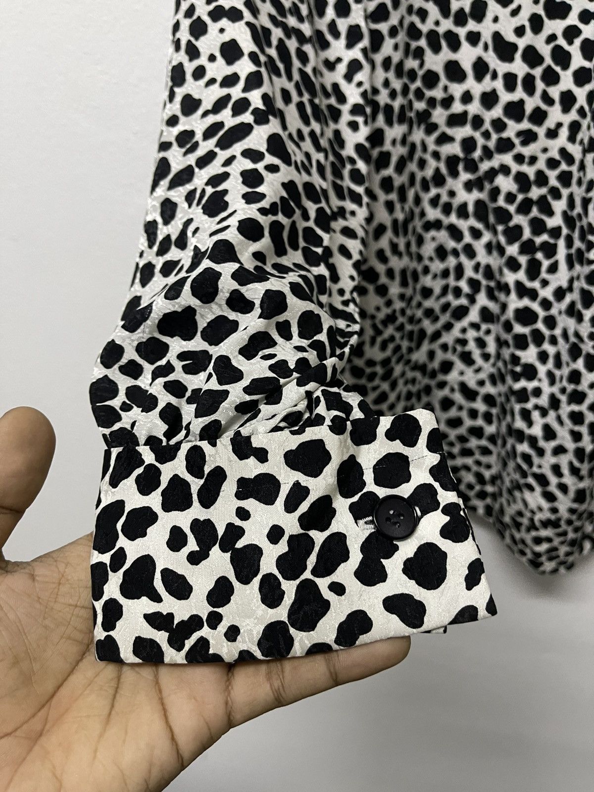 Yves Saint Laurent 1990s YVES SAINT LAURENT CHEMISIERS WHITE LEOPARD BUTTON UP Size M / US 6-8 / IT 42-44 - 8 Thumbnail