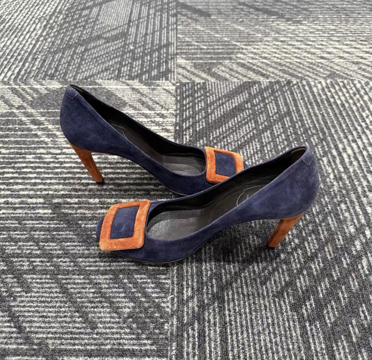 Roger Vivier Roger Vivier Suede Square Buckle Pumps J42 Size US 5 / IT 35 - 4 Thumbnail