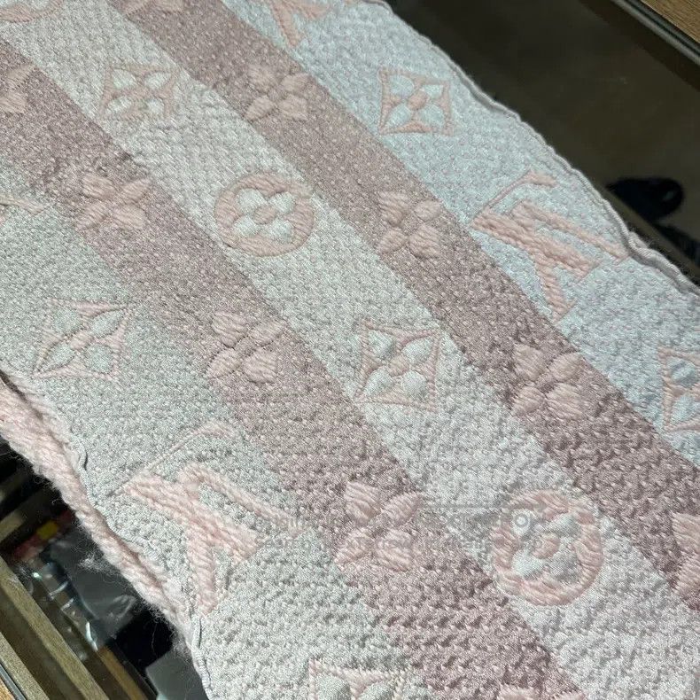 Louis Vuitton Louis Vuitton Full print presbyopia logo pink silver scarf Size ONE SIZE - 4 Thumbnail
