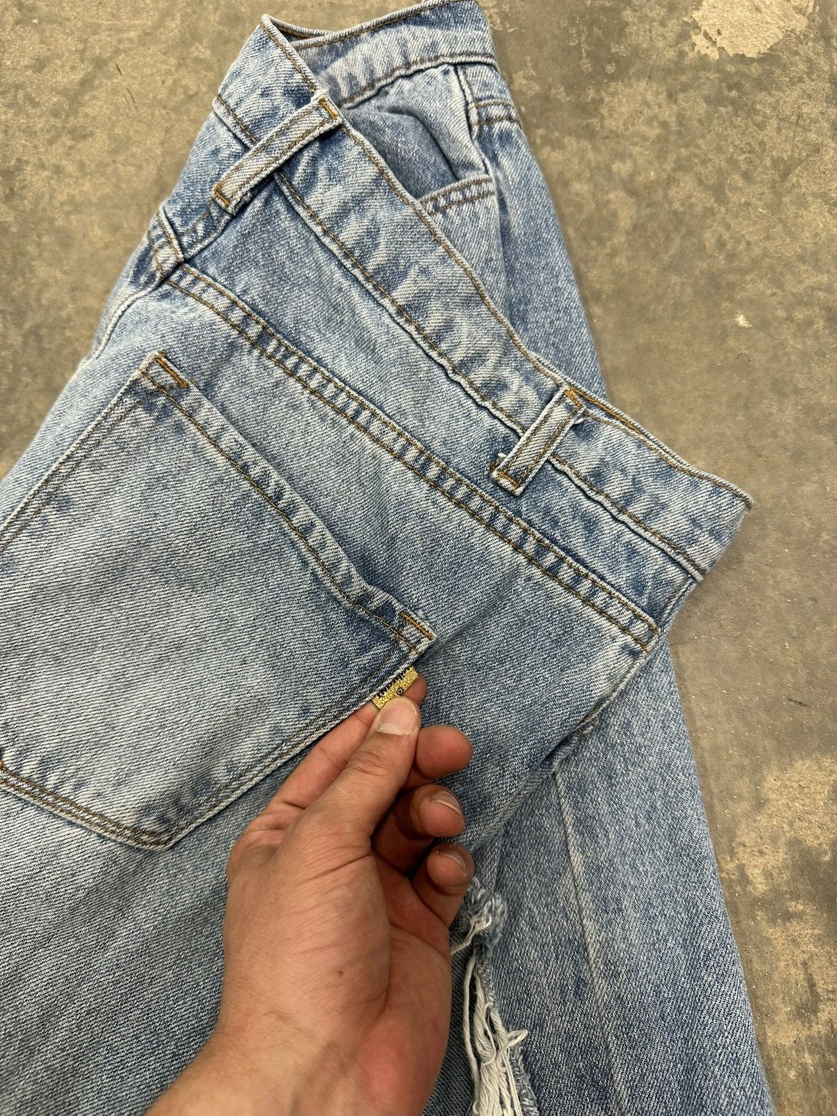 Japanese Brand Vintage Ultra Baggy Grunge Light Wash Denim Size 32 Size US 32 / EU 48 - 4 Thumbnail