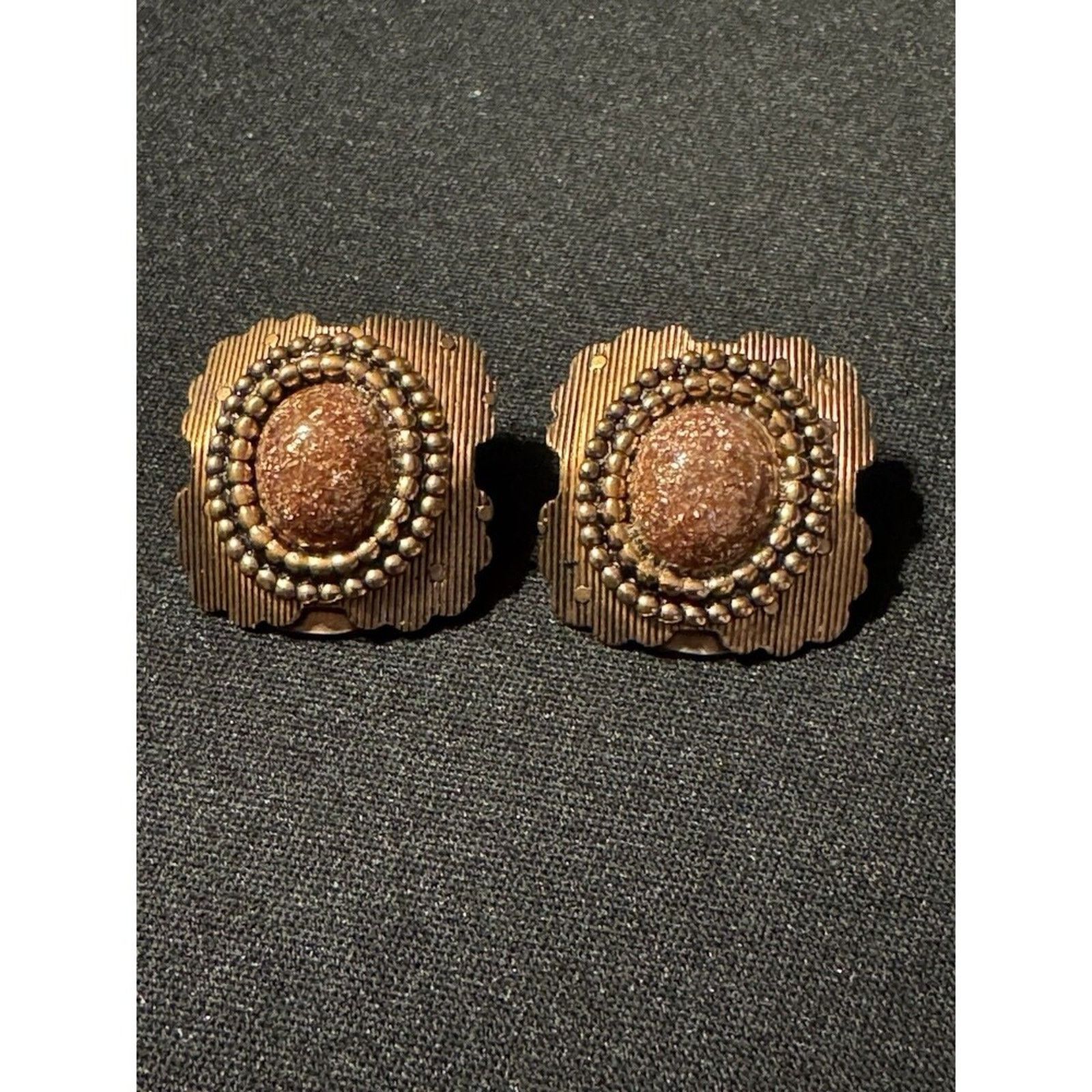 Other Gold Tone & Brass Clip On Earrings Size ONE SIZE - 1 Thumbnail