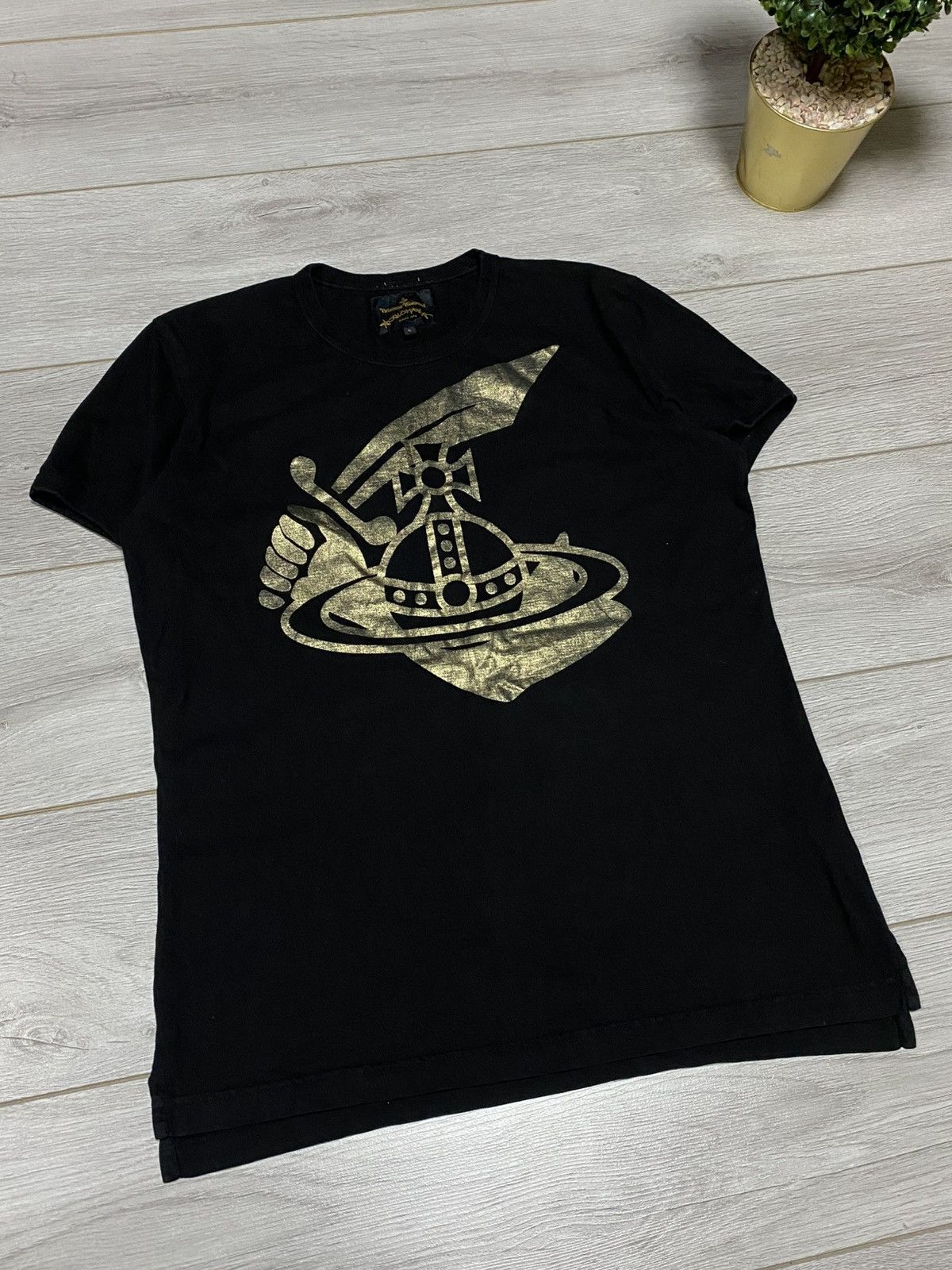 Vivienne Westwood Vivienne Westwood classic arm cutlass orb tee shirt Size US L / EU 52-54 / 3 - 3 Thumbnail