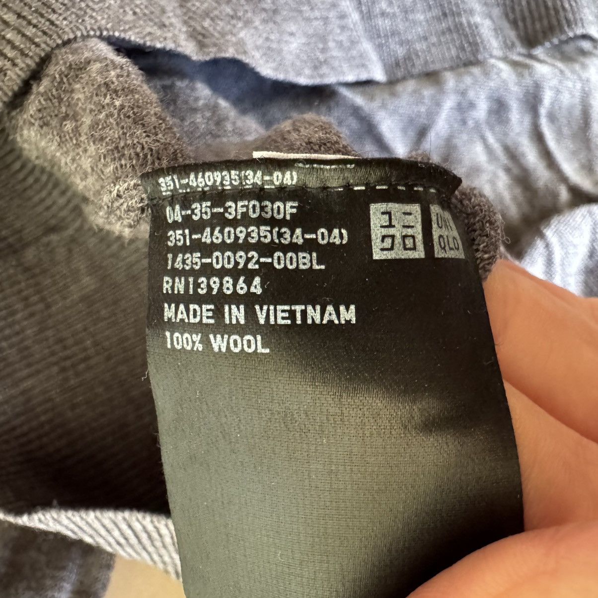 Uniqlo Uniqlo Wool V-Neck Sweater Size US M / EU 48-50 / 2 - 4 Thumbnail