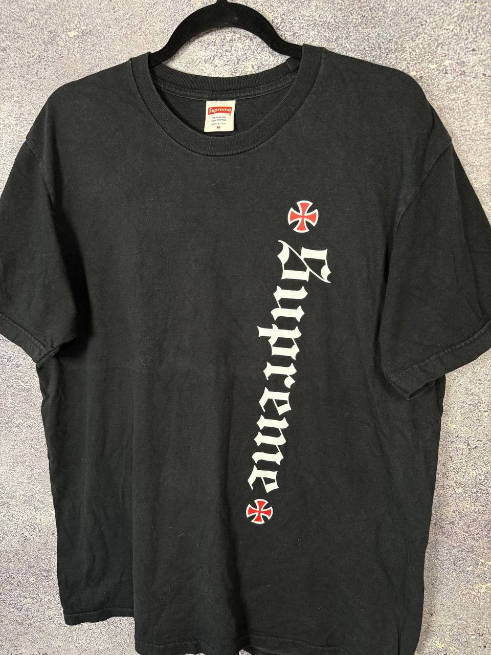 Independent Truck Co. × Supreme T-Shirt FW17 Supreme x Independent Old English Nera Taglia Size US M / EU 48-50 / 2 - 6 Thumbnail
