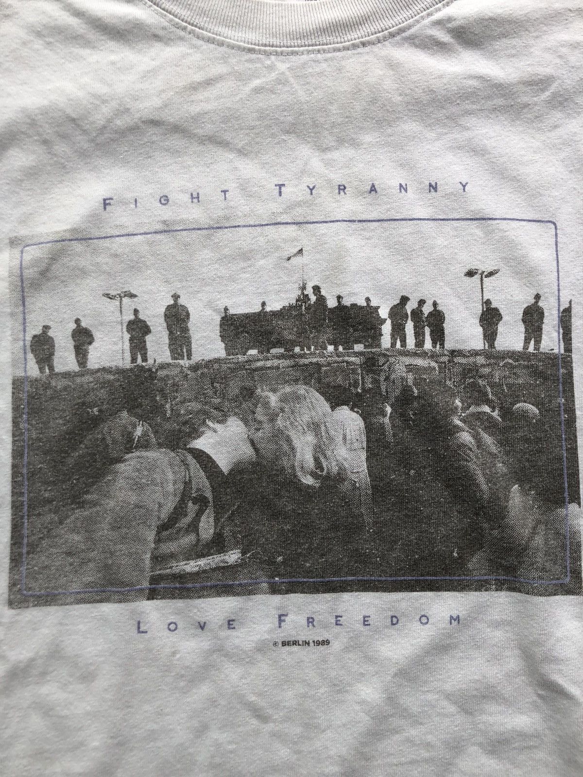 Band Tees Vintage Berlin Wall War T shirt 1989 Love Freedom Size US L / EU 52-54 / 3 - 2 Thumbnail