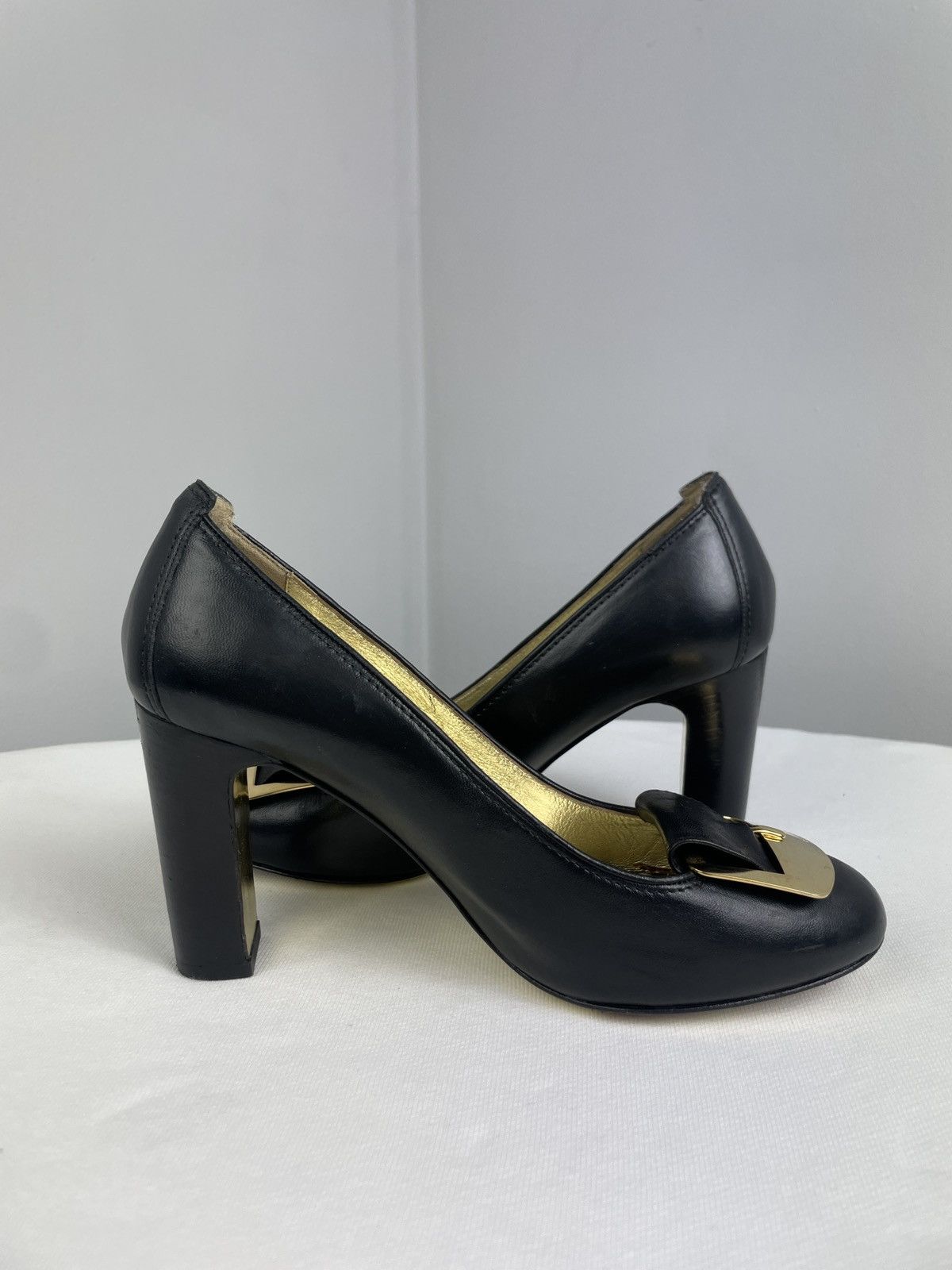 Juicy Couture Juicy Couture Made in Italy Black Leather Gold Buckle Pumps Size US 9 / IT 39 - 6 Thumbnail