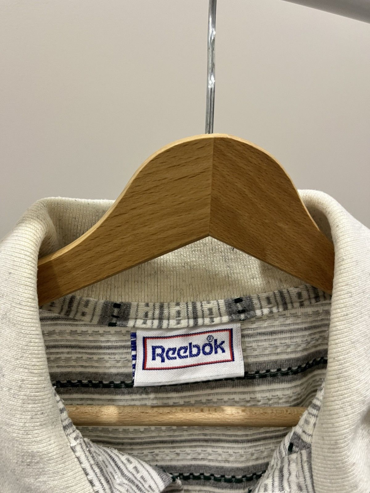 Reebok Vintage 90s Vintage Reebok t shirt small logo embroidery Size US L / EU 52-54 / 3 - 5 Thumbnail
