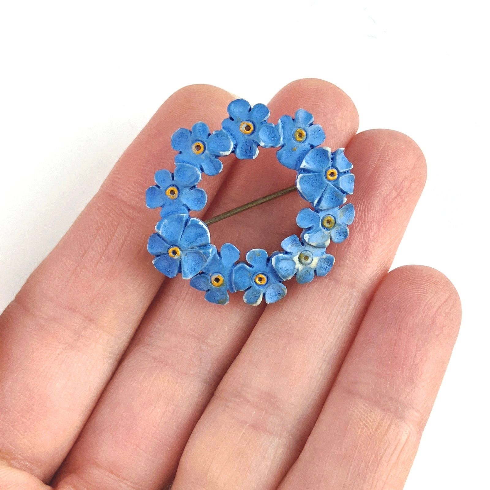 Vintage Vintage 1940s Hand Painted Brooch Blue Forget Me Not Wreath Size ONE SIZE - 2 Thumbnail