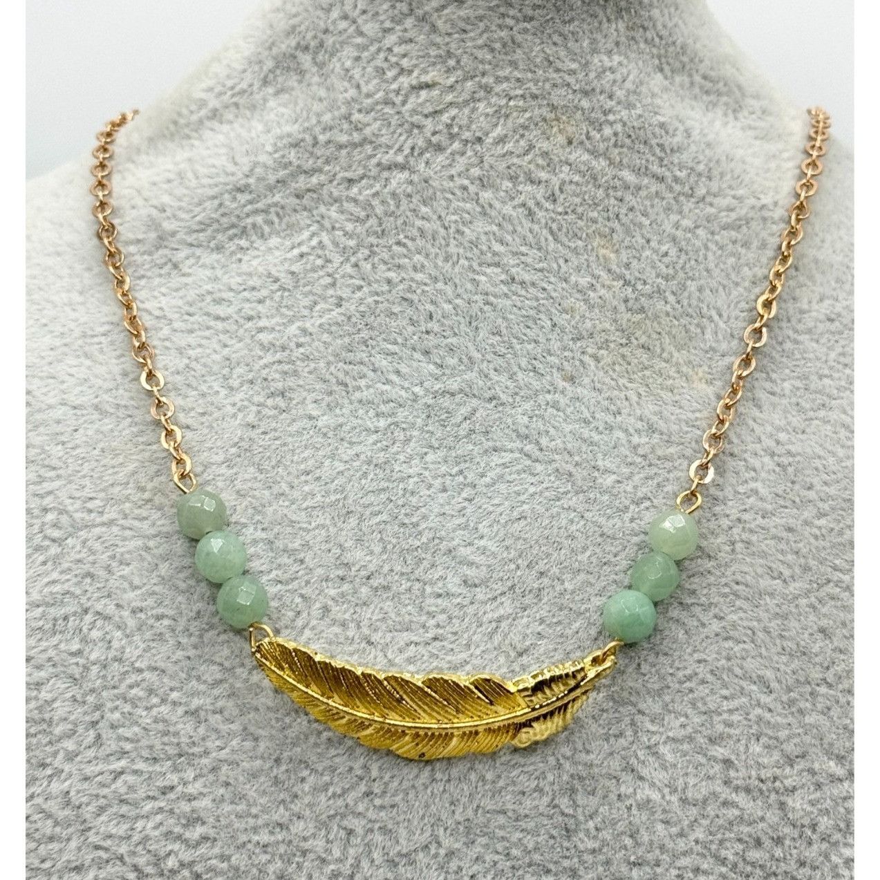 Vintage Vintage feather green semi precious bead necklace Size ONE SIZE - 1 Thumbnail