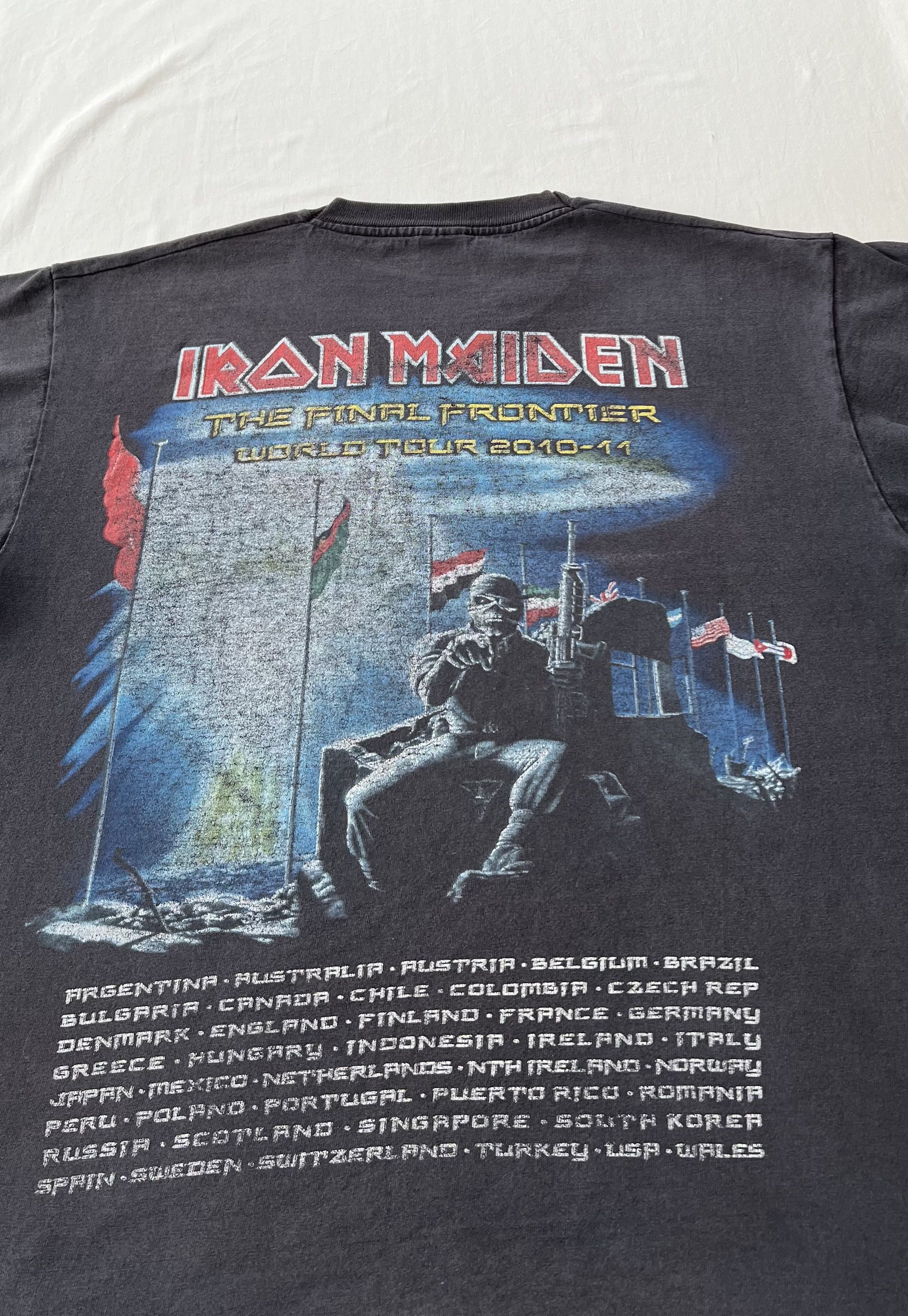 Band Tees Vintage 2010 Iron Maiden The Final Frontier Black T-shirt Size US L / EU 52-54 / 3 - 14 Thumbnail