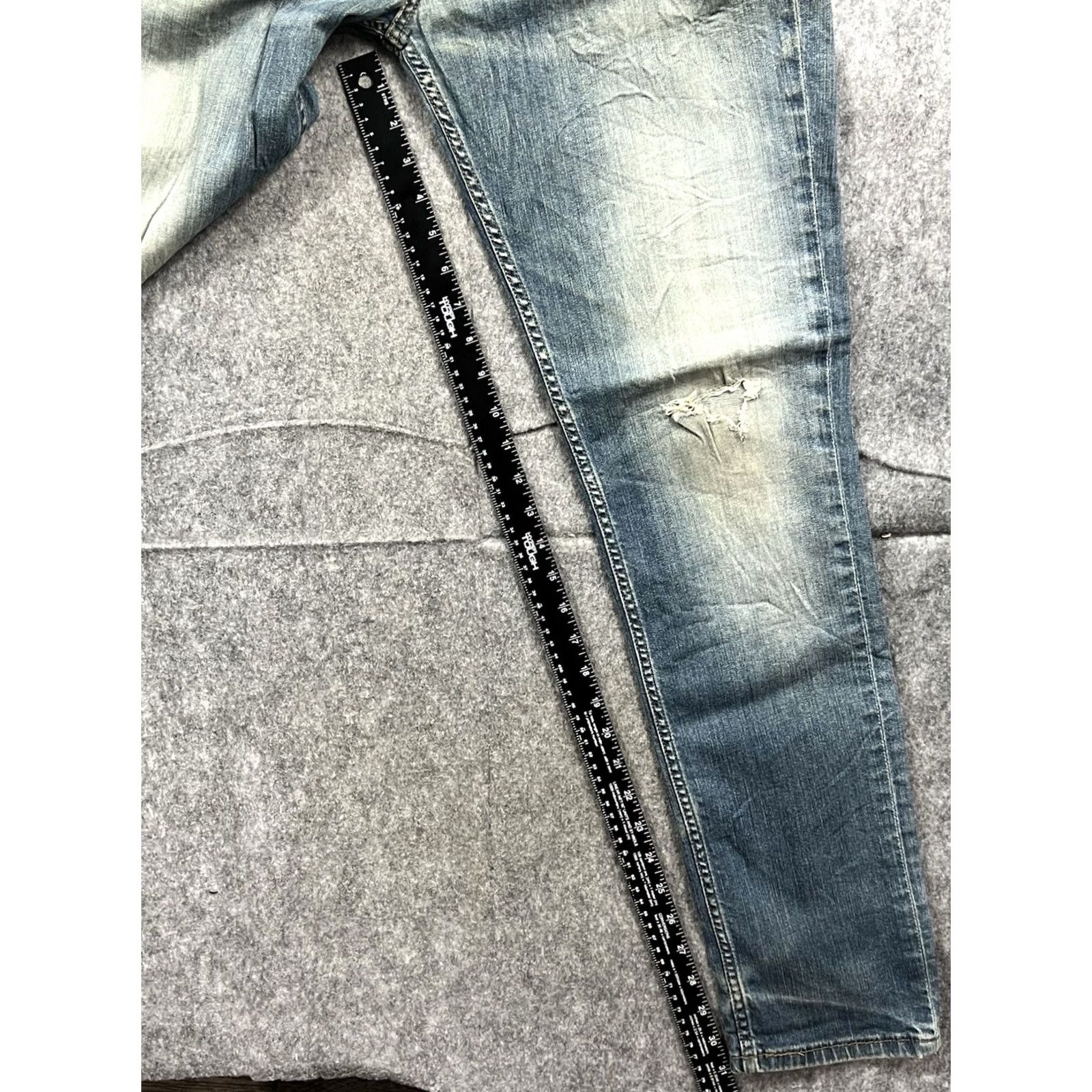 Levi's Levi’s 511 Jeans Slim Fit Tapered Leg Medium Wash Denim 33x32 Mens Regular Size Slim Distressed 5-Pocket City USA Logo Vintage Size US 33 - 6 Thumbnail