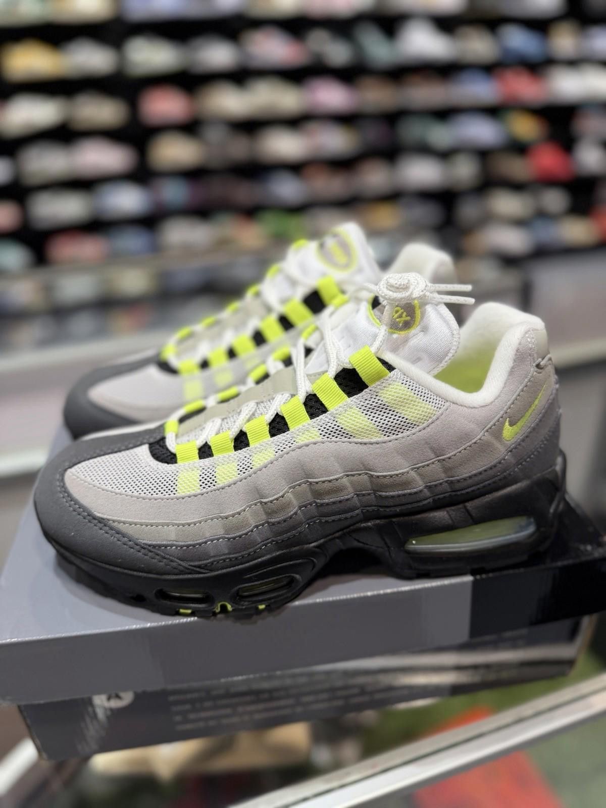 Nike Size 8 - Nike Air Max 95 OG 2025/2026 Neon (HM4740 001) Size US 8 / EU 41 - 2 Thumbnail