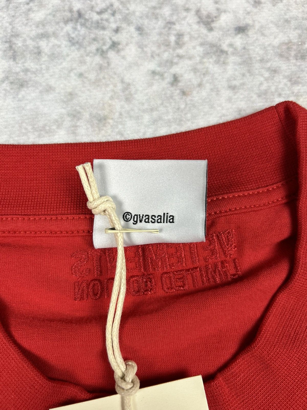 Vetements Vetements ‘Vetements Translation’ T-shirt Red S Size US S / EU 44-46 / 1 - 4 Thumbnail