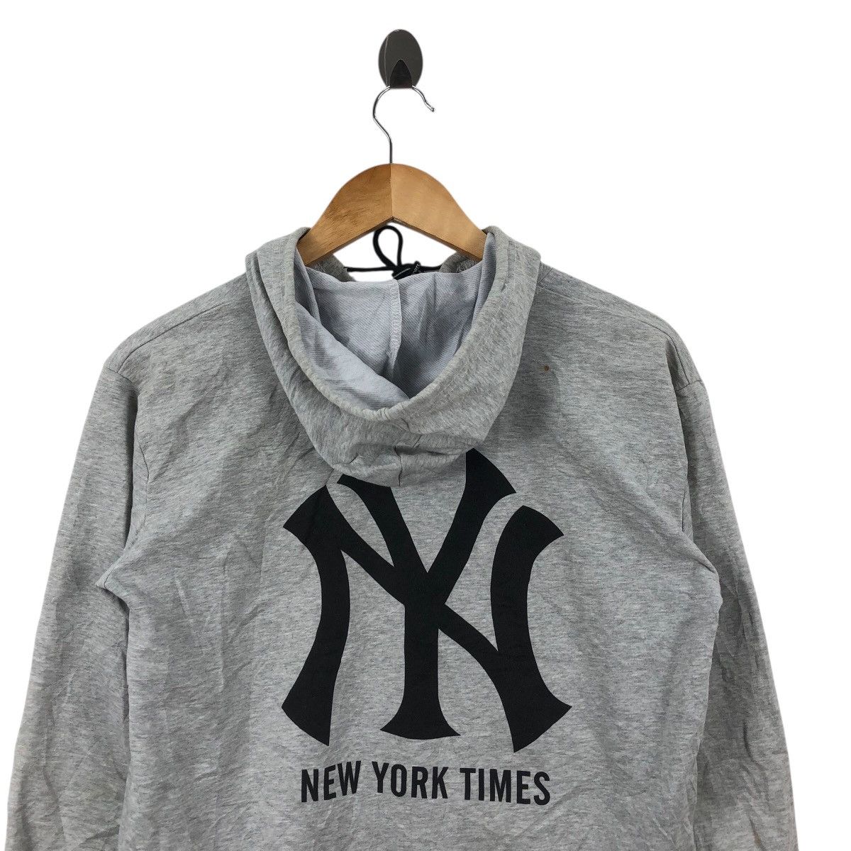 Vintage Vintage NEW YORK TIMES Bin Wei Si Crewneck Sweatshirt Size US XXL / EU 58 / 5 - 5 Thumbnail