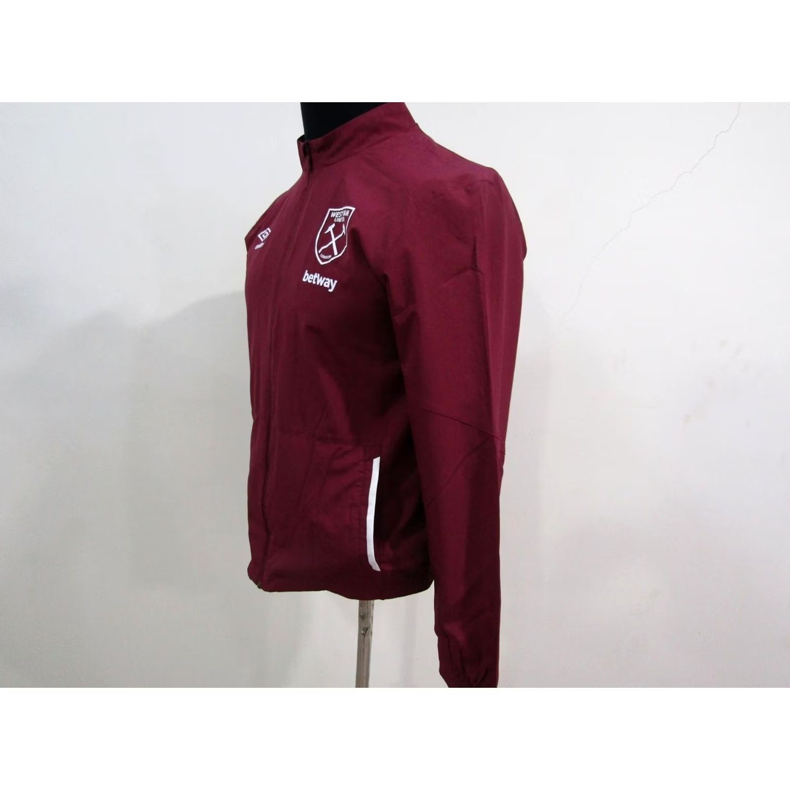 Umbro Umbro Mens Lightweight Jacket Jacket 42/44 Chest L MAROON 42/44 | UK L Mens Umbro West Hand United Lightweight Jacket Size US L / EU 52-54 / 3 - 4 Thumbnail