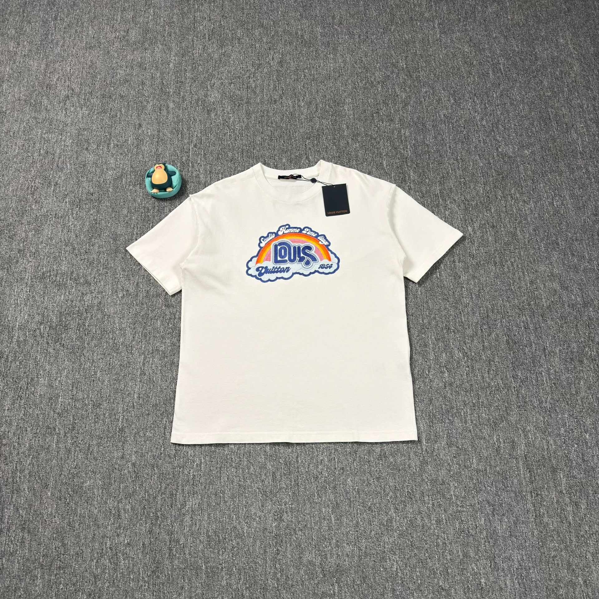 Louis Vuitton Louis Vuitton Rainbow Logo Graphic T-Shirt L Size US L / EU 52-54 / 3 - 1 Thumbnail