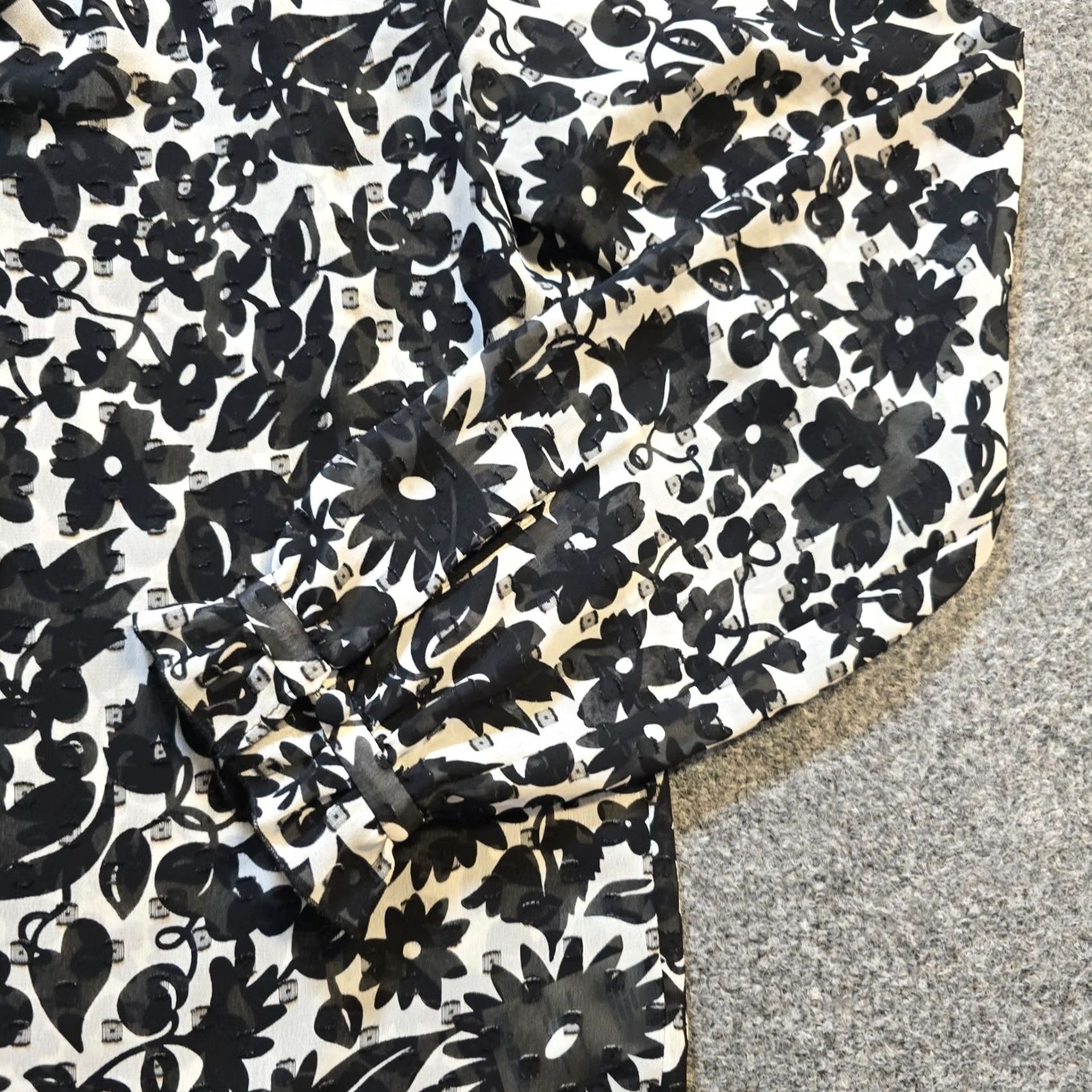 Boden Boden Top Women Size 6 Black White Floral Sheer Lightweight V Neck Casual Career Blouse Adults Womens Size M / US 6-8 / IT 42-44 - 3 Thumbnail