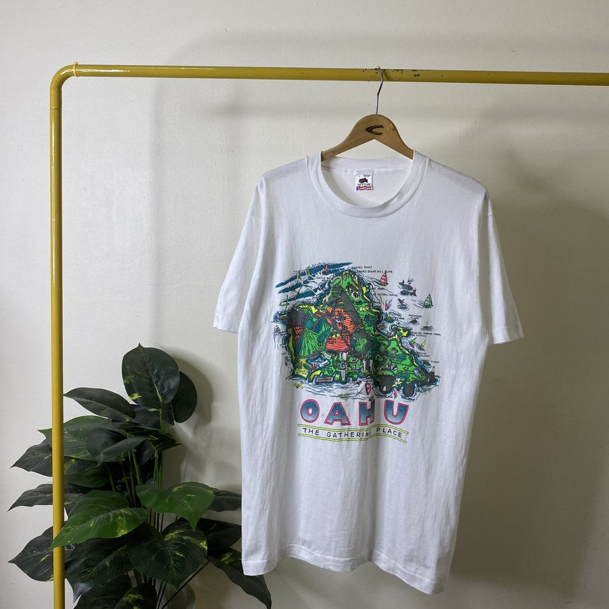 Vintage 1990s Oahu The Gathering Place T Shirt Made in USA Size US L / EU 52-54 / 3 - 1 Thumbnail