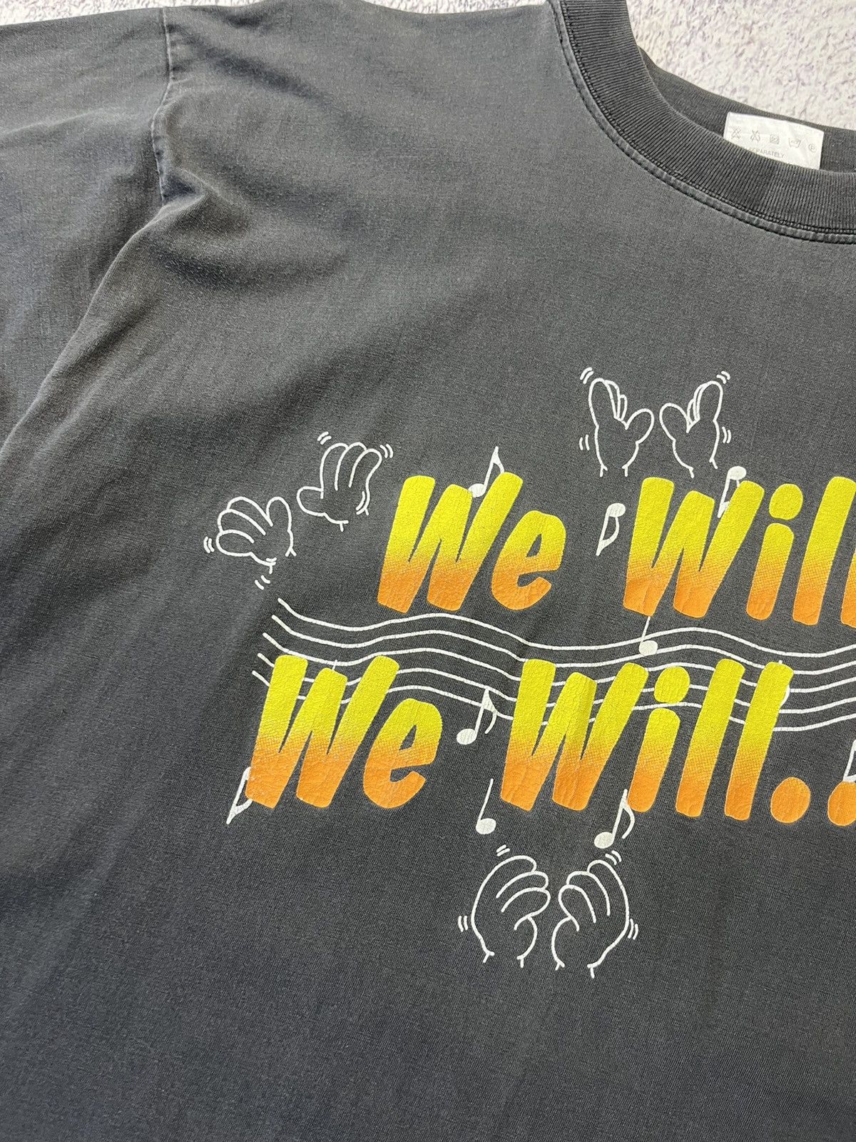 Band Tees Vintage T-shirt We Will We Will Rock You ! Queen Song Size US L / EU 52-54 / 3 - 6 Thumbnail