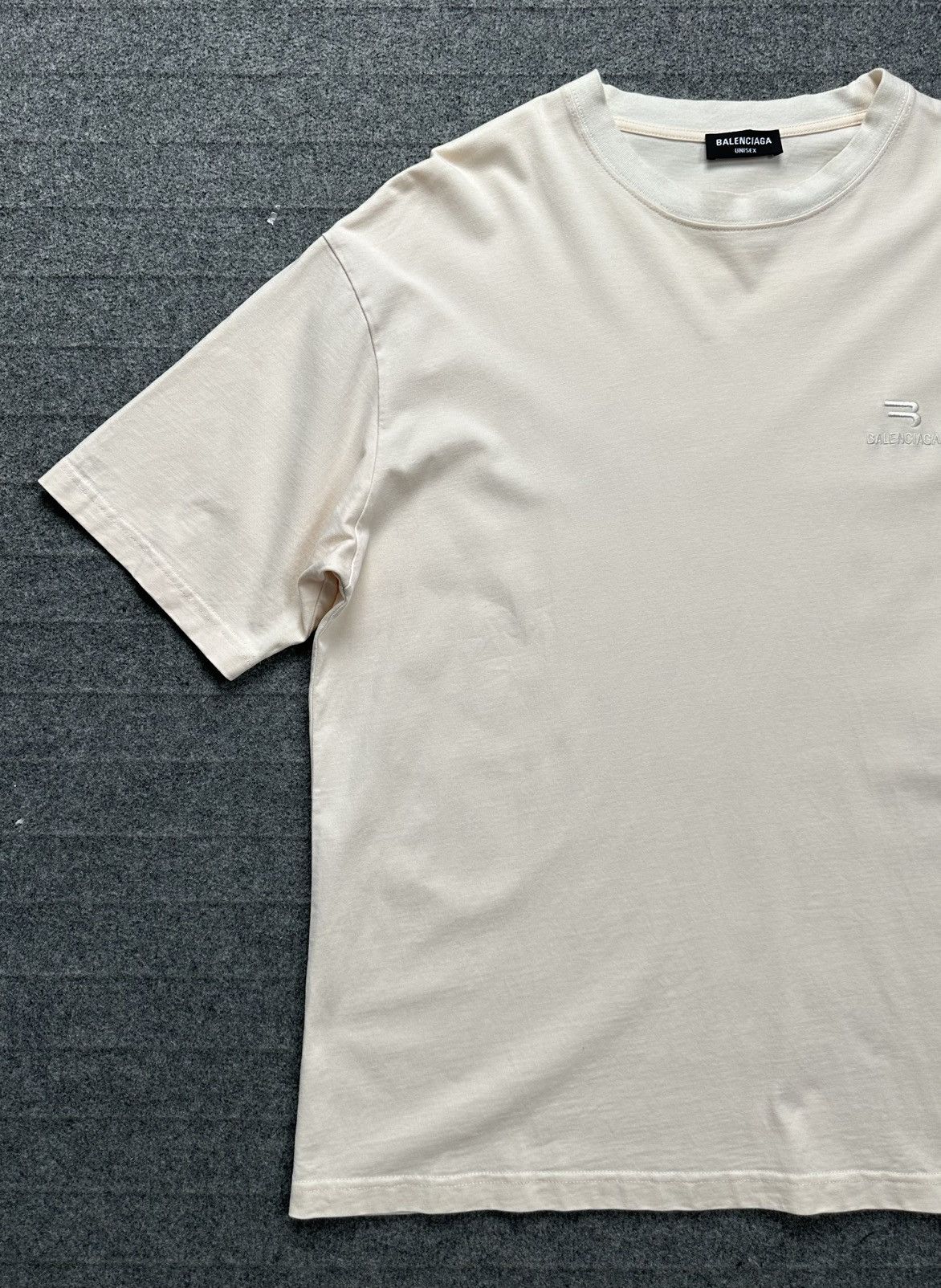 Balenciaga Balenciaga - UNIFIT SS21 Embroidered Chest Logo Chalky White Size US M / EU 48-50 / 2 - 3 Thumbnail