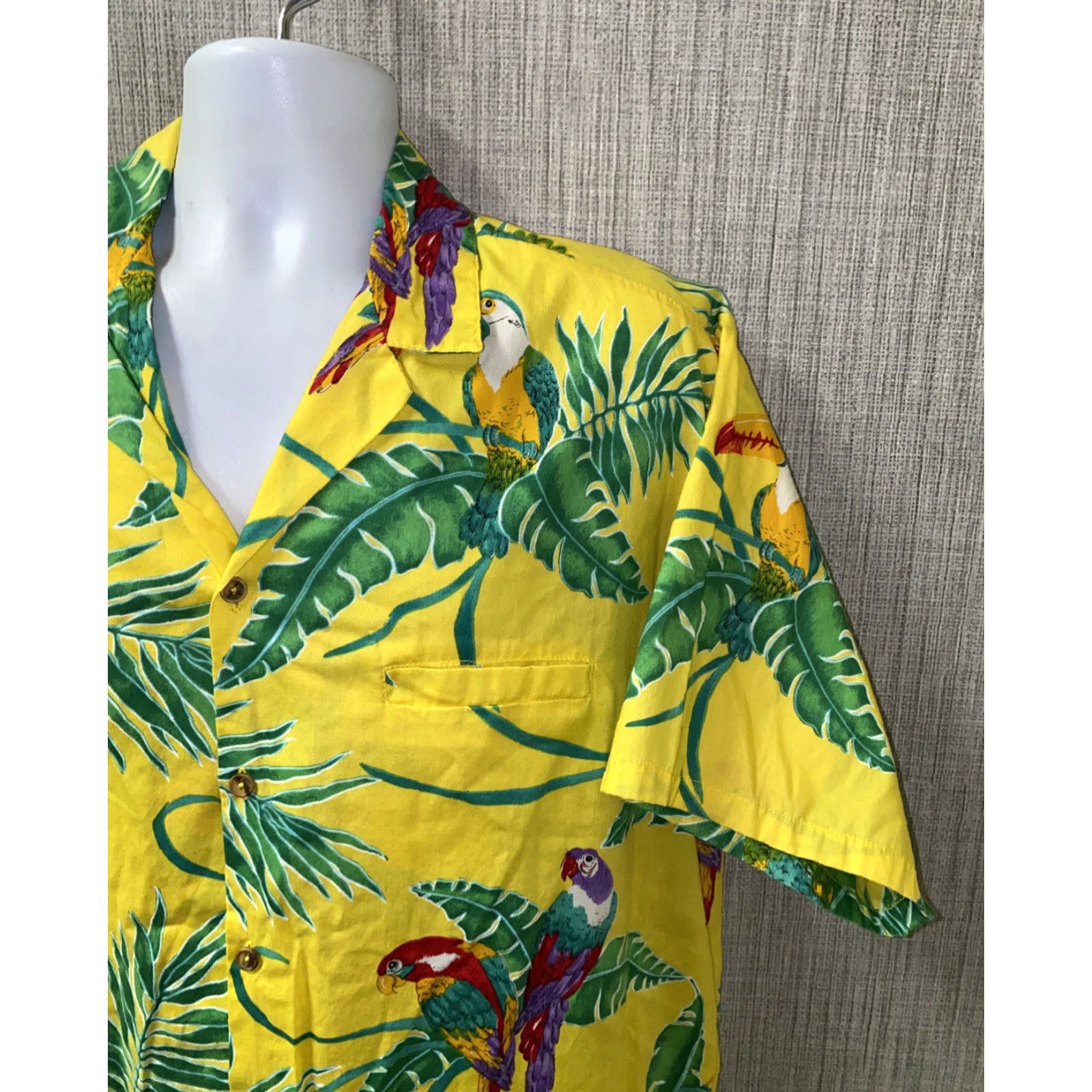 Paradise Barefoot In Paradise Aloha Shirt Mens Large Yellow Parrots Short Sleeve Button-Up Casual Size US L / EU 52-54 / 3 - 2 Thumbnail