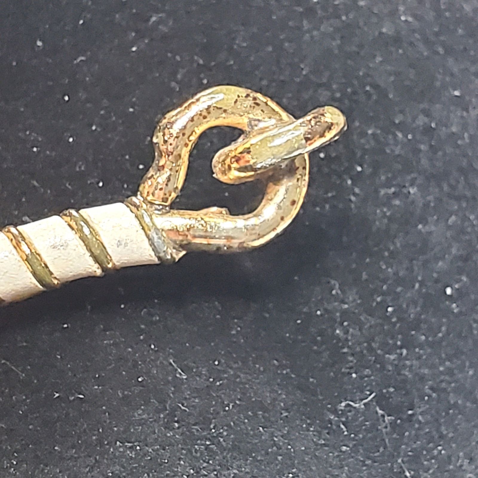 Other Gold Tone Hook Lock White Twist 2.5" Unsigned Vtg Size ONE SIZE - 4 Thumbnail