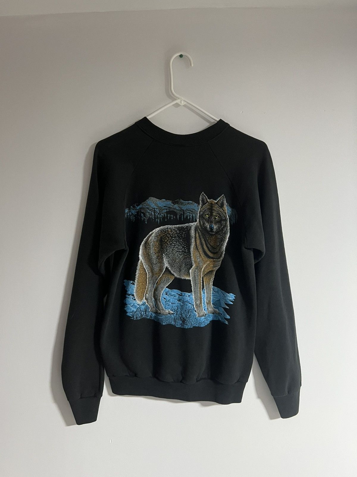 Vintage Vintage 90’s Wolf Back hit crewneck size XL Size US M / EU 48-50 / 2 - 1 Thumbnail