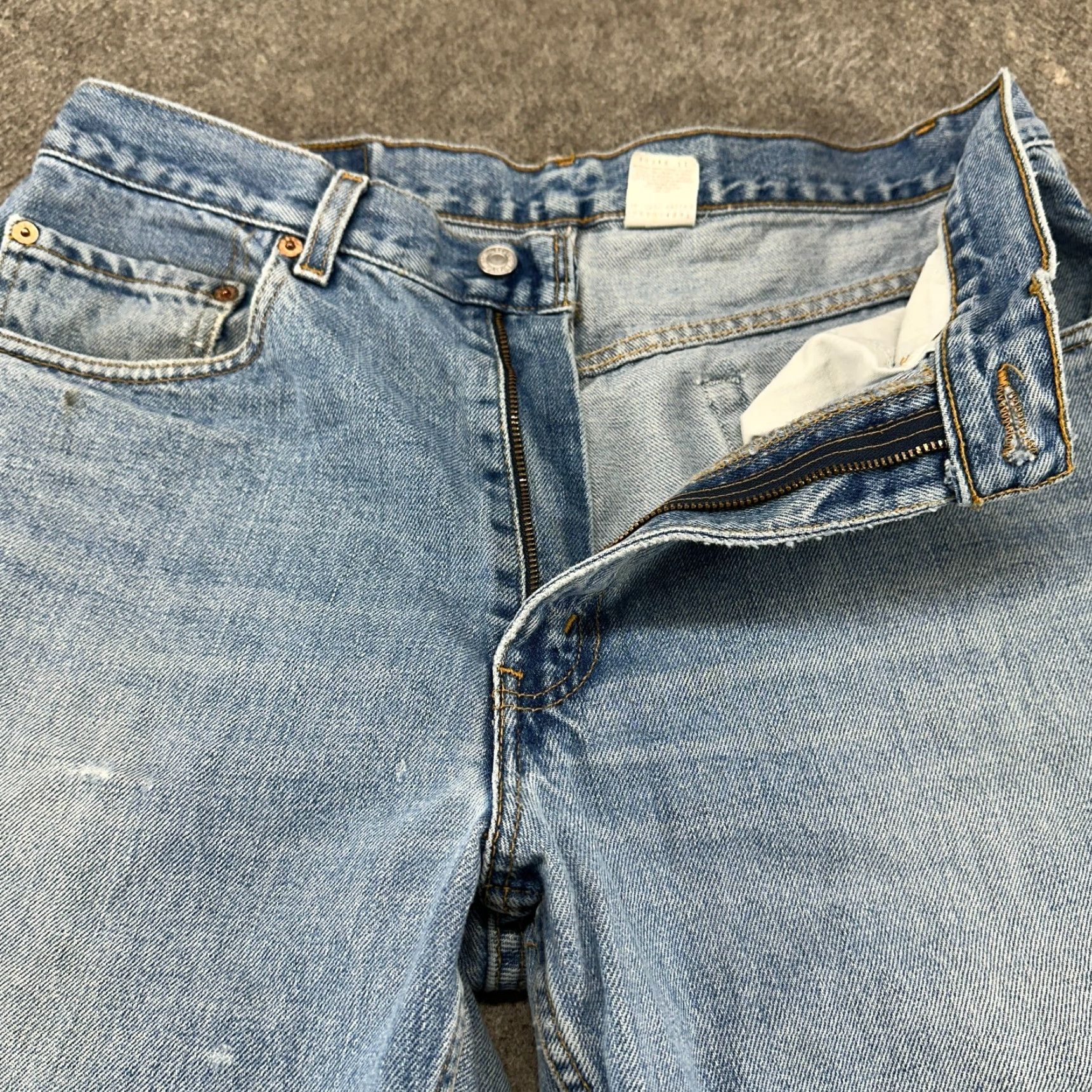 Levi's VINTAGE Levi's 550 Jeans Mens 34x30 Blue Relaxed Straight Light Wash Cotton 90s USA Mens Size US 34 / EU 50 - 2 Thumbnail